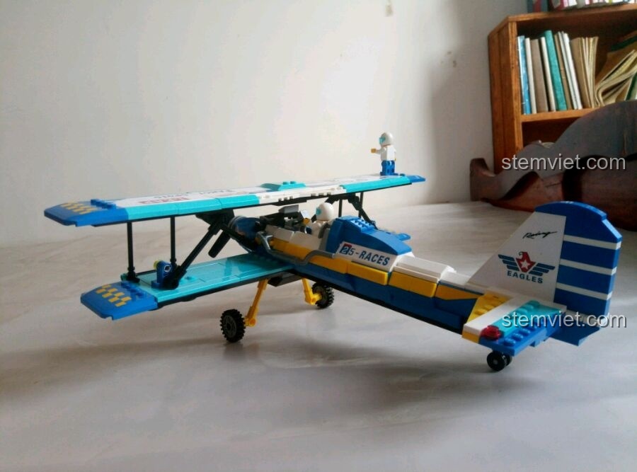 Góc chụp khác của mô hình máy bay biểu diễn hai cánh Enlighten 1125, thể hiện sự cân đối và màu sắc hài hòa.