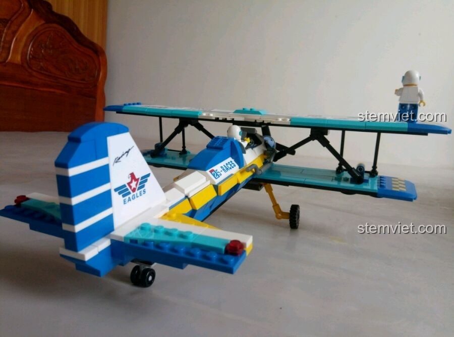 Mô hình máy bay biểu diễn hai cánh Enlighten 1125 với phi công ngồi trong buồng lái, sẵn sàng cho cuộc phiêu lưu trên không.