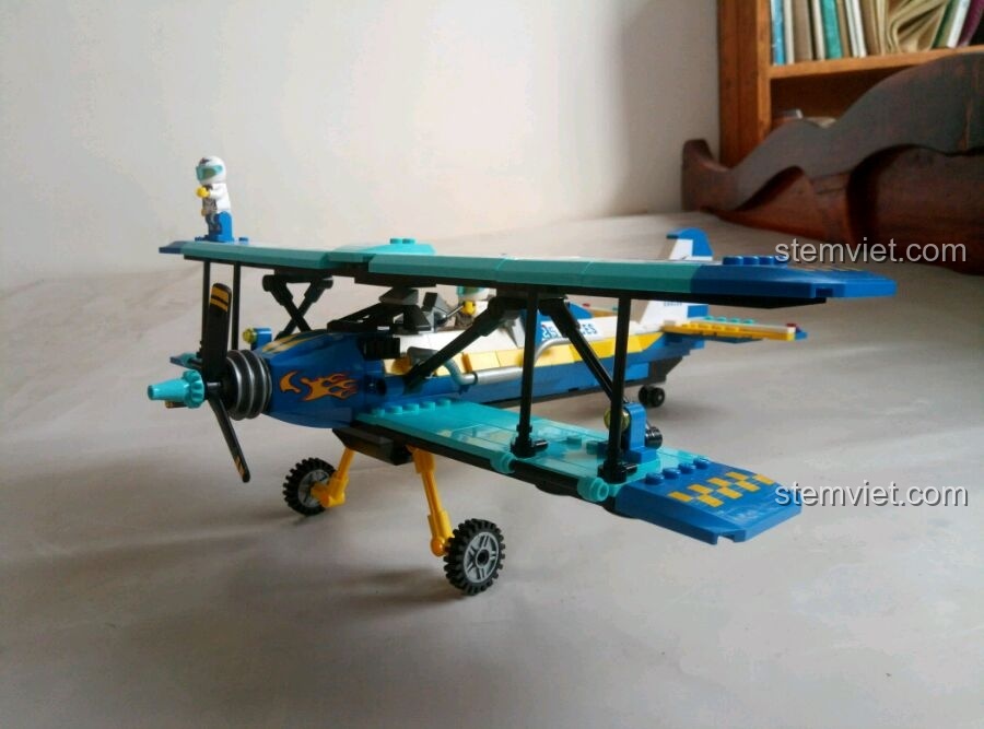 Mô hình máy bay biểu diễn hai cánh Enlighten 1125 đặt trên nền trắng, góc chụp nghiêng đẹp mắt, sẵn sàng trưng bày.