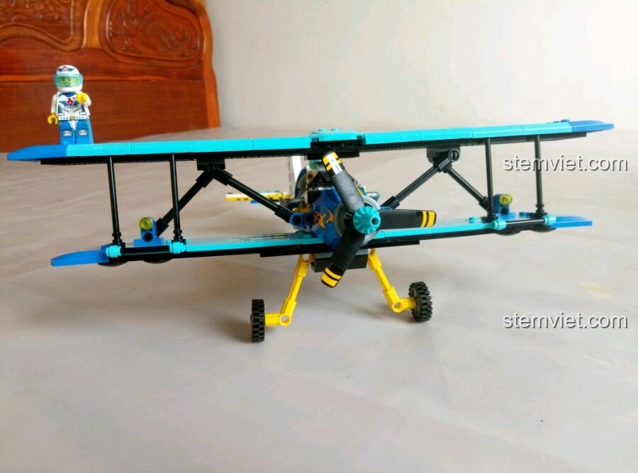 Góc nhìn nghiêng của mô hình máy bay biểu diễn hai cánh Enlighten 1125, thể hiện rõ cấu trúc hai tầng cánh và phi công.