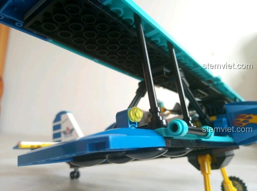 Cận cảnh chi tiết cánh dưới của mô hình máy bay biểu diễn hai cánh Enlighten 1125, thể hiện cấu trúc và độ cong khí động học.