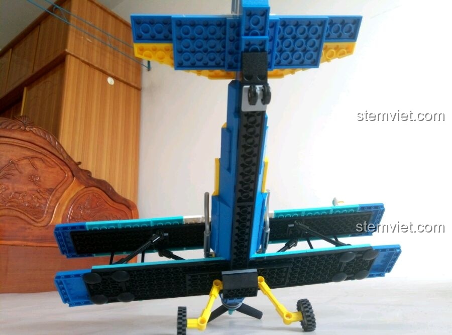 Ảnh chụp từ dưới lên mô hình máy bay biểu diễn hai cánh Enlighten 1125, cho thấy cấu trúc thân và cánh dưới.