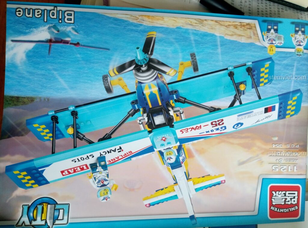 Hộp đồ chơi lắp ráp Enlighten 1125 Máy bay biểu diễn hai cánh với hình ảnh máy bay màu xanh dương và vàng nổi bật, thu hút mọi ánh nhìn.