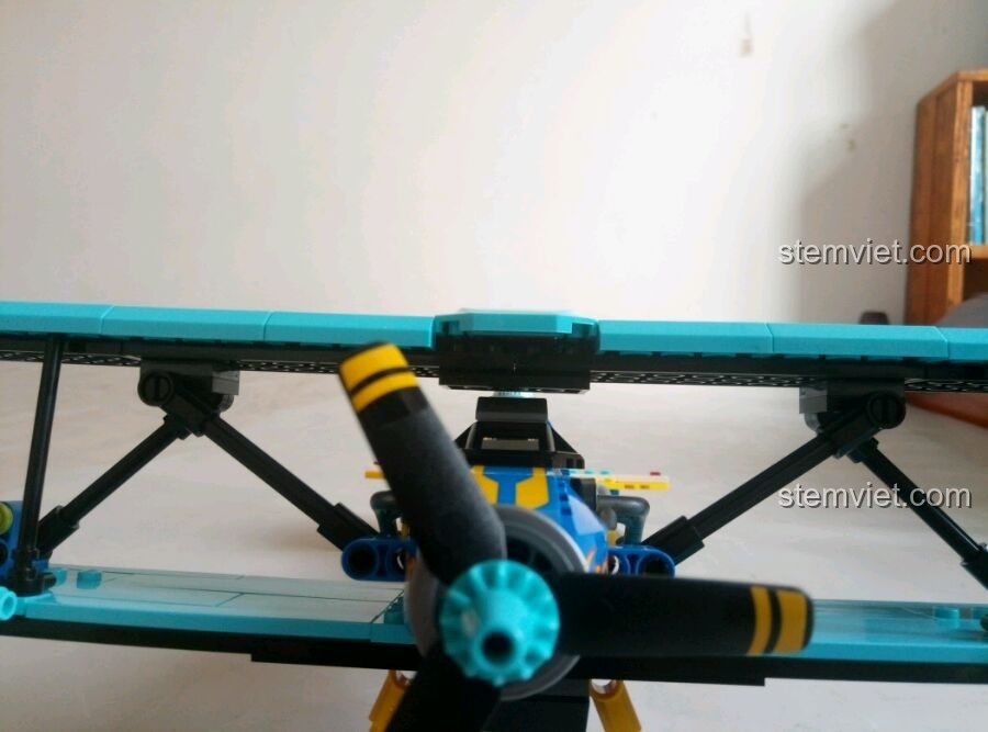 Góc nhìn từ phía trước mô hình máy bay biểu diễn hai cánh Enlighten 1125, nổi bật cánh quạt và bánh xe.