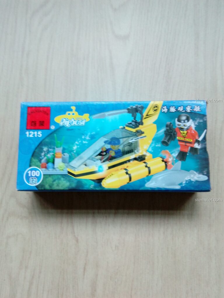 Hộp đồ chơi lắp ráp Tàu Ngầm Quan Sát Cá Heo Enlighten 1215 màu xanh dương nổi bật, hình ảnh tàu ngầm vàng và thợ lặn. Trải nghiệm QMAN 1215 Tàu Ngầm Quan Sát Cá Heo.