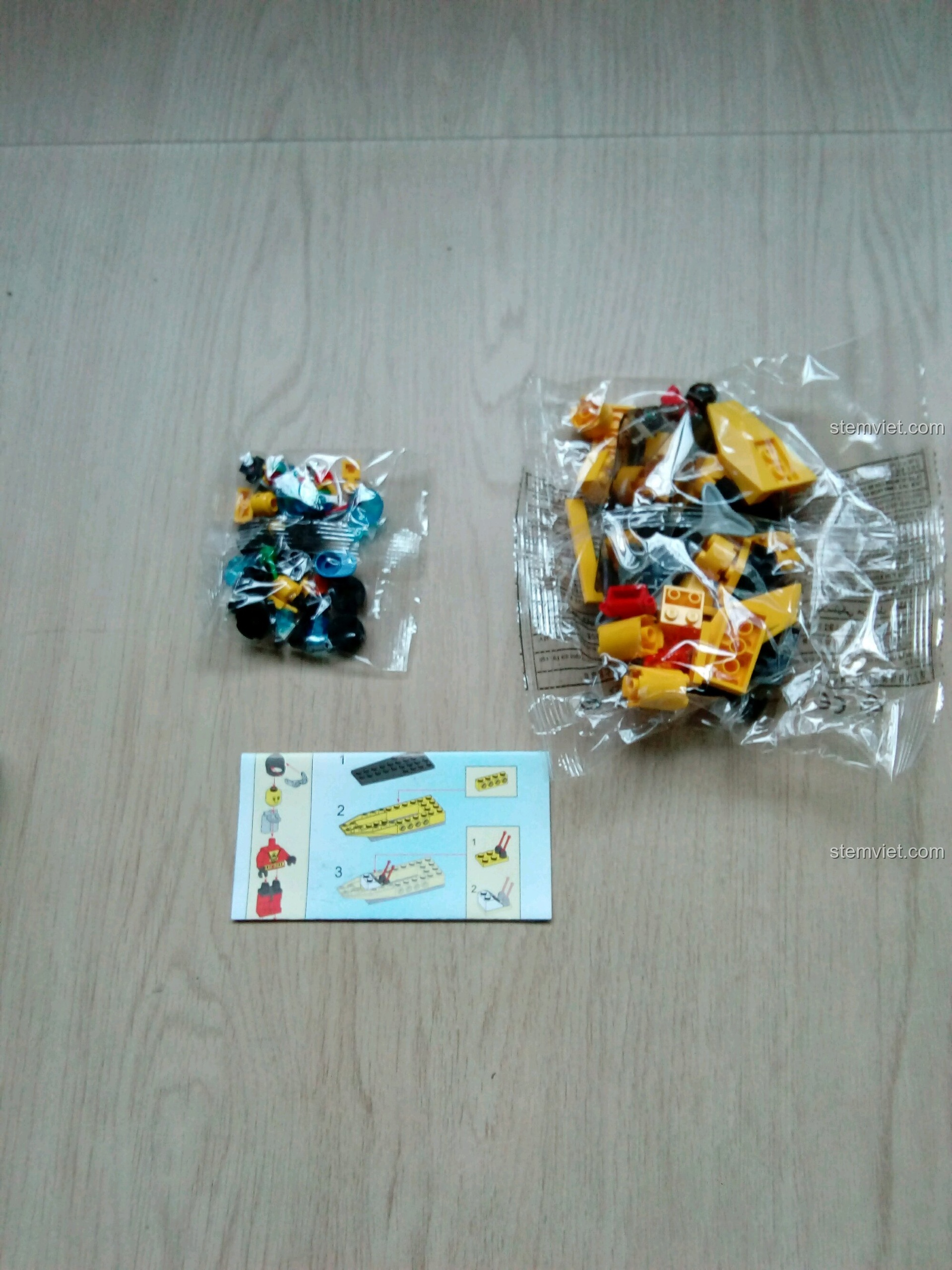 Bên trong hộp đồ chơi Tàu Ngầm Quan Sát Cá Heo Enlighten 1215 gồm sách hướng dẫn và các túi linh kiện được đóng gói cẩn thận. Cảm nhận QMAN 1215 Tàu lặn mini.