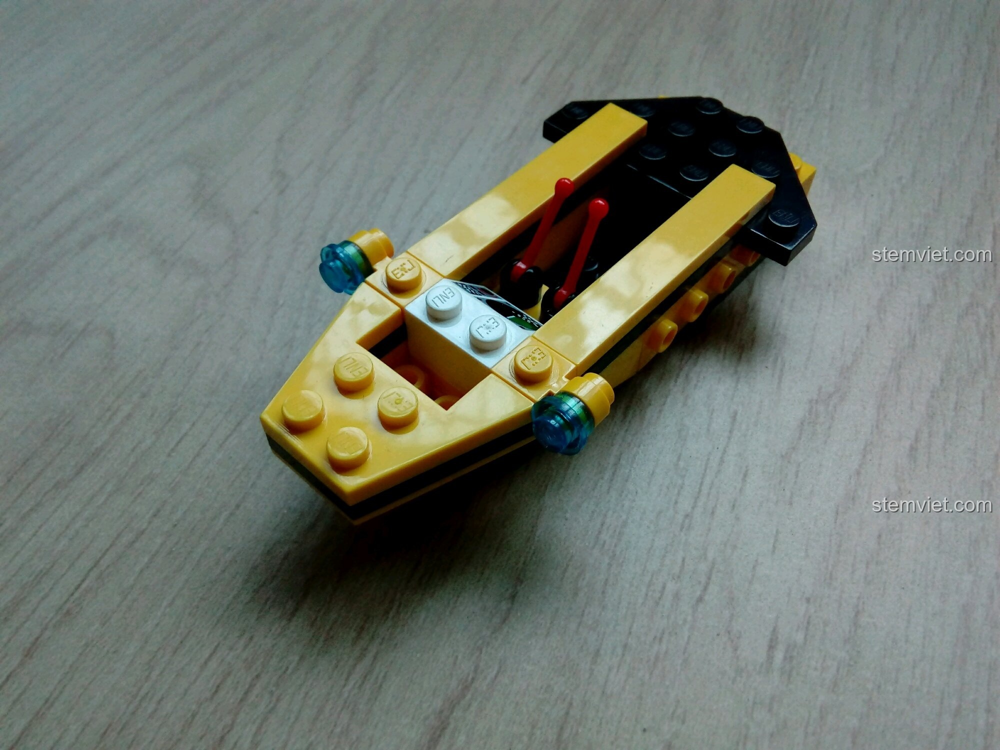 Quá trình lắp ráp Tàu Ngầm Quan Sát Cá Heo Enlighten 1215 đang ở giai đoạn giữa, các chi tiết phụ kiện được thêm vào. Trải nghiệm QMAN 1215 Tàu lặn mini.