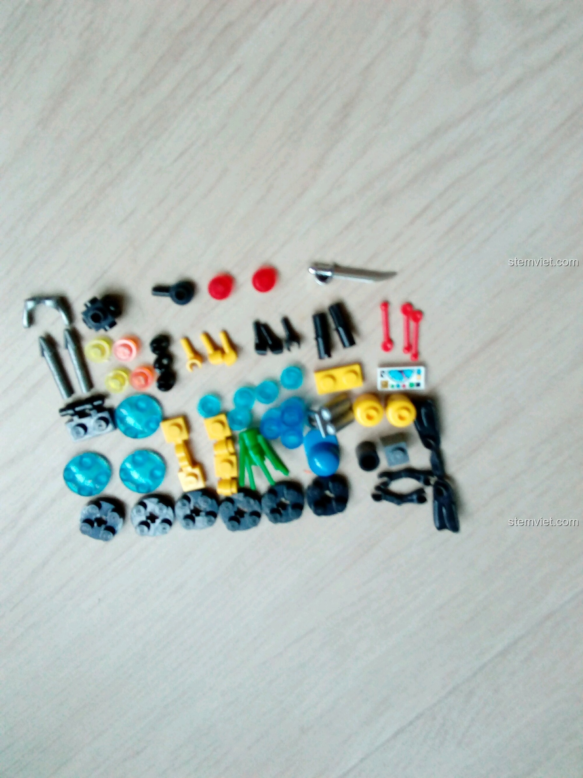 Các linh kiện phụ kiện nhỏ, đa dạng màu sắc như xanh, đỏ, xám của bộ Tàu Ngầm Quan Sát Cá Heo Enlighten 1215. Cảm nhận QMAN 1215 Tàu lặn mini.