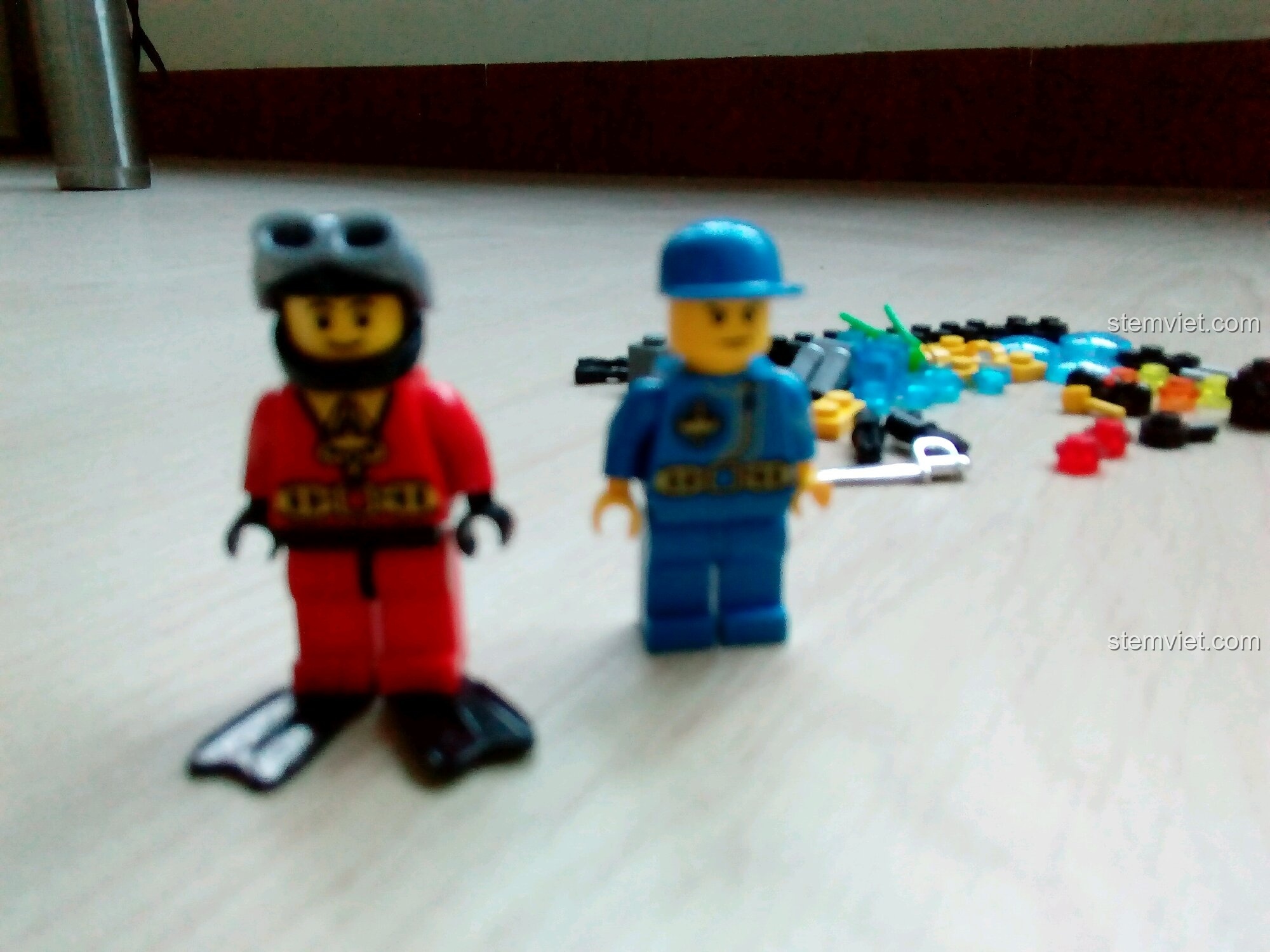 Hai nhân vật minifigure thợ lặn và người lái tàu ngầm trong bộ đồ chơi Tàu Ngầm Quan Sát Cá Heo Enlighten 1215. Trải nghiệm QMAN 1215 Tàu Ngầm Quan Sát Cá Heo.