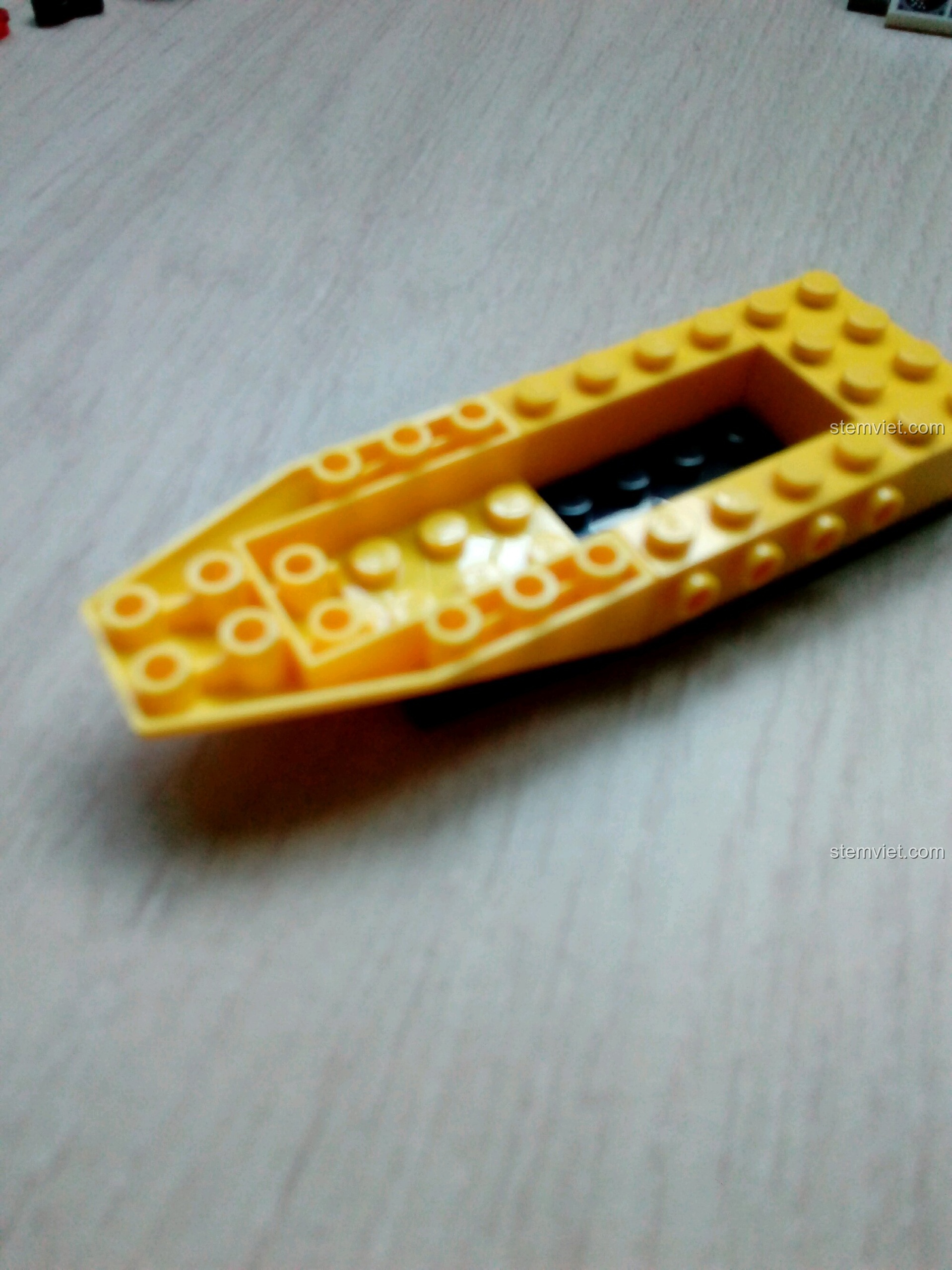 Phần thân tàu ngầm màu vàng của bộ lắp ráp Tàu Ngầm Quan Sát Cá Heo Enlighten 1215 đang dần hình thành. Trải nghiệm QMAN 1215 Tàu lặn mini.