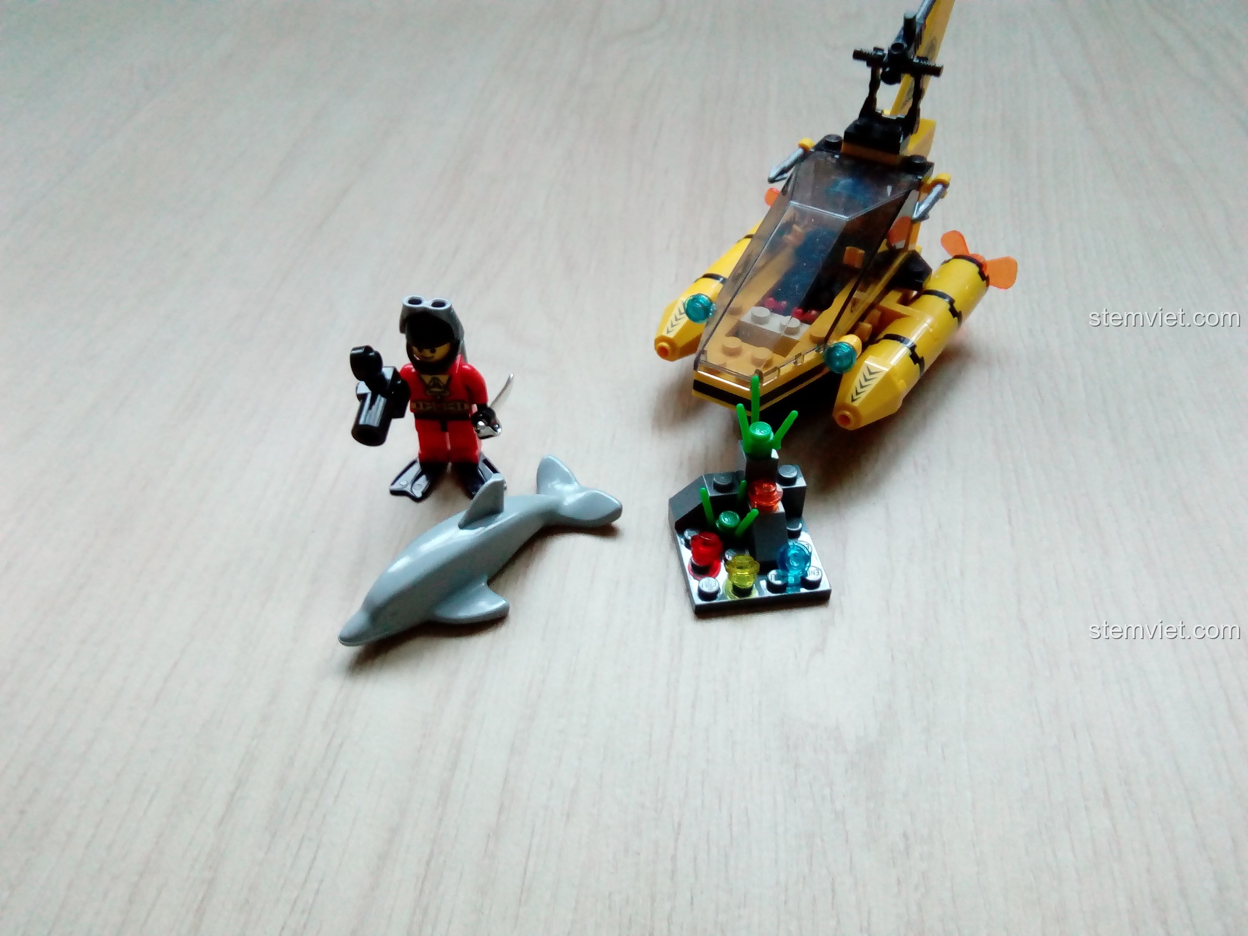 Mô hình Tàu Ngầm Quan Sát Cá Heo Enlighten 1215 hoàn chỉnh cùng thợ lặn, cá heo và rạn san hô, sẵn sàng khám phá đại dương. Trải nghiệm QMAN 1215 Tàu Ngầm Quan Sát Cá Heo.