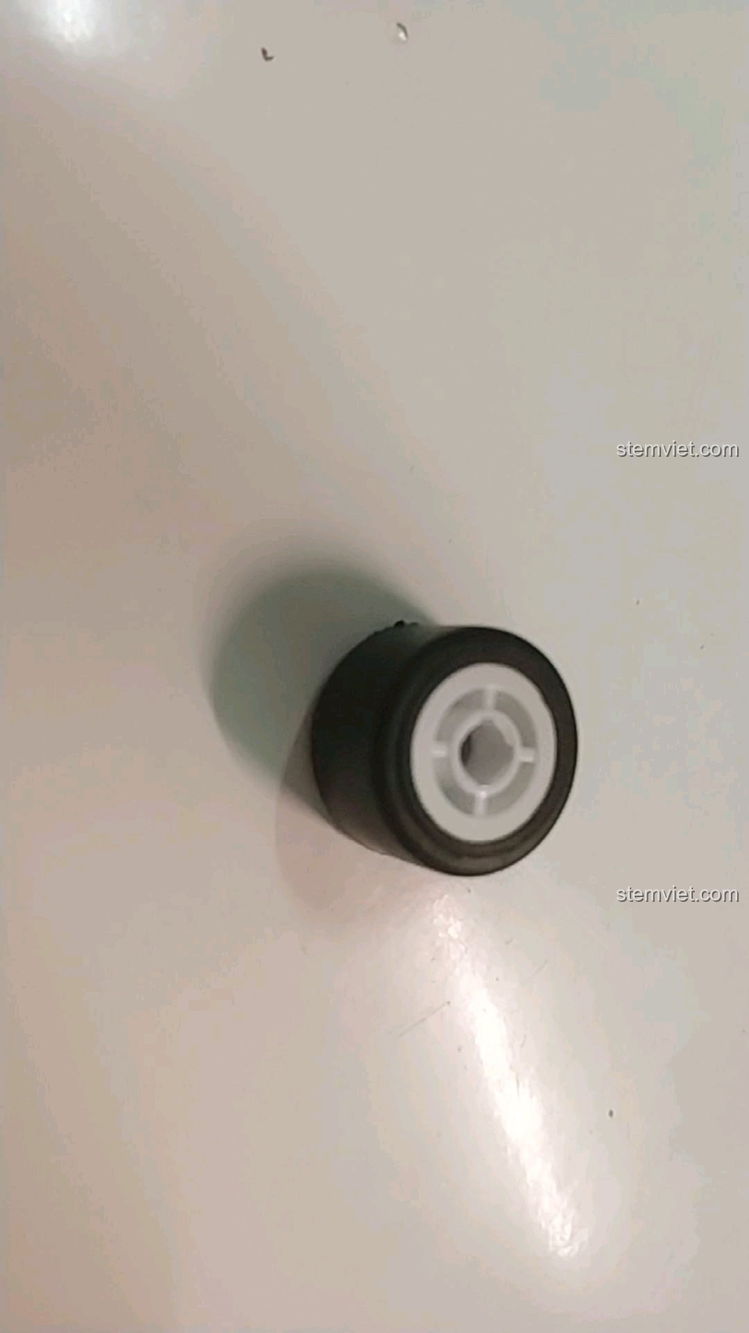 Chi tiết bánh xe với lốp trơn đặc biệt của bộ review Enlighten 125 Mô hình xe cảnh sát.