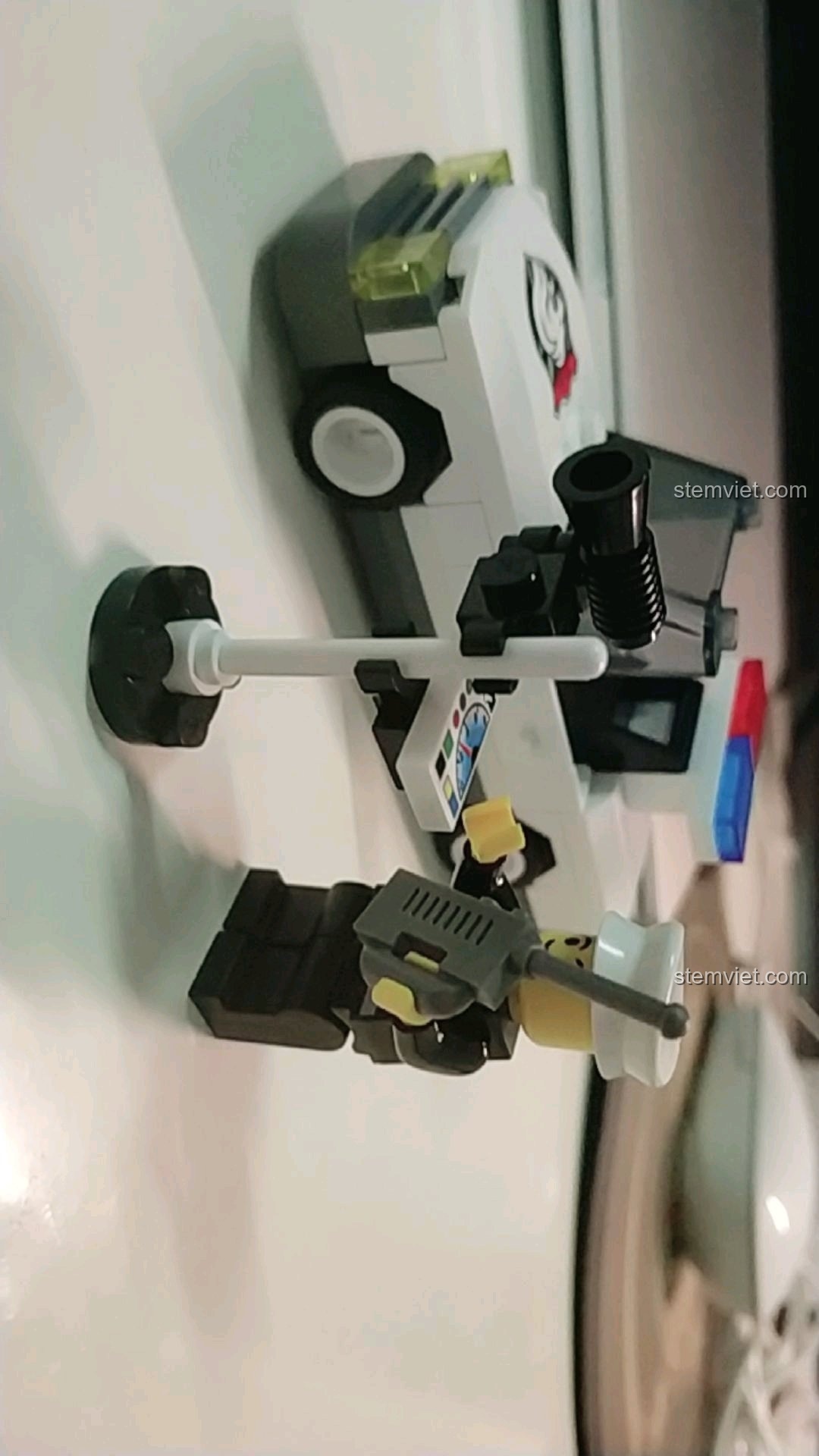 Toàn bộ sản phẩm của bộ Enlighten 125 gồm xe cảnh sát, minifigure và máy đo tốc độ đang làm nhiệm vụ.