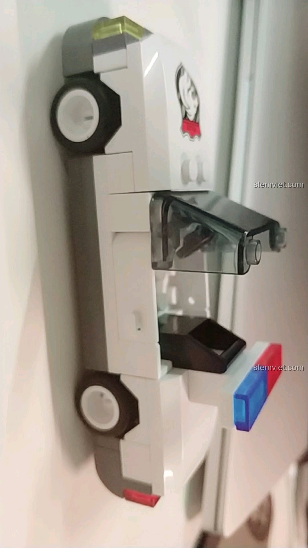 Góc nhìn từ bên hông của mô hình xe cảnh sát Enlighten 125 sau khi lắp ráp xong, cho thấy thiết kế tổng thể.