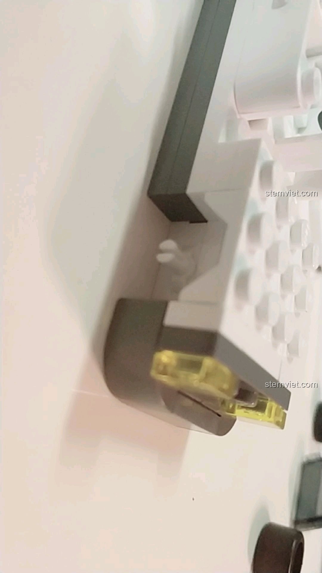 Cận cảnh công đoạn lắp ráp phần đầu xe trong bộ review Enlighten 125 Xe Cảnh Sát Cổ Điển.