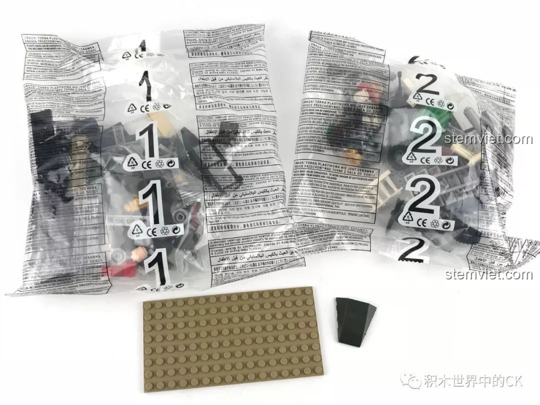 Các túi mảnh ghép và tấm nền của bộ lắp ráp Enlighten 1708, sẵn sàng cho quá trình lắp ráp.