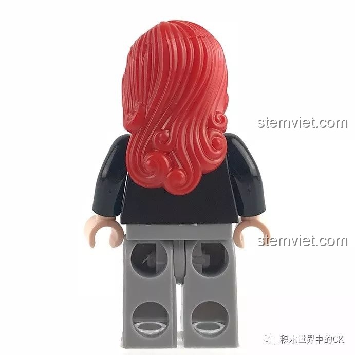 Mặt sau của minifigure Nữ điệp viên tóc đỏ từ bộ Enlighten 1708, cho thấy chi tiết mái tóc xoăn.