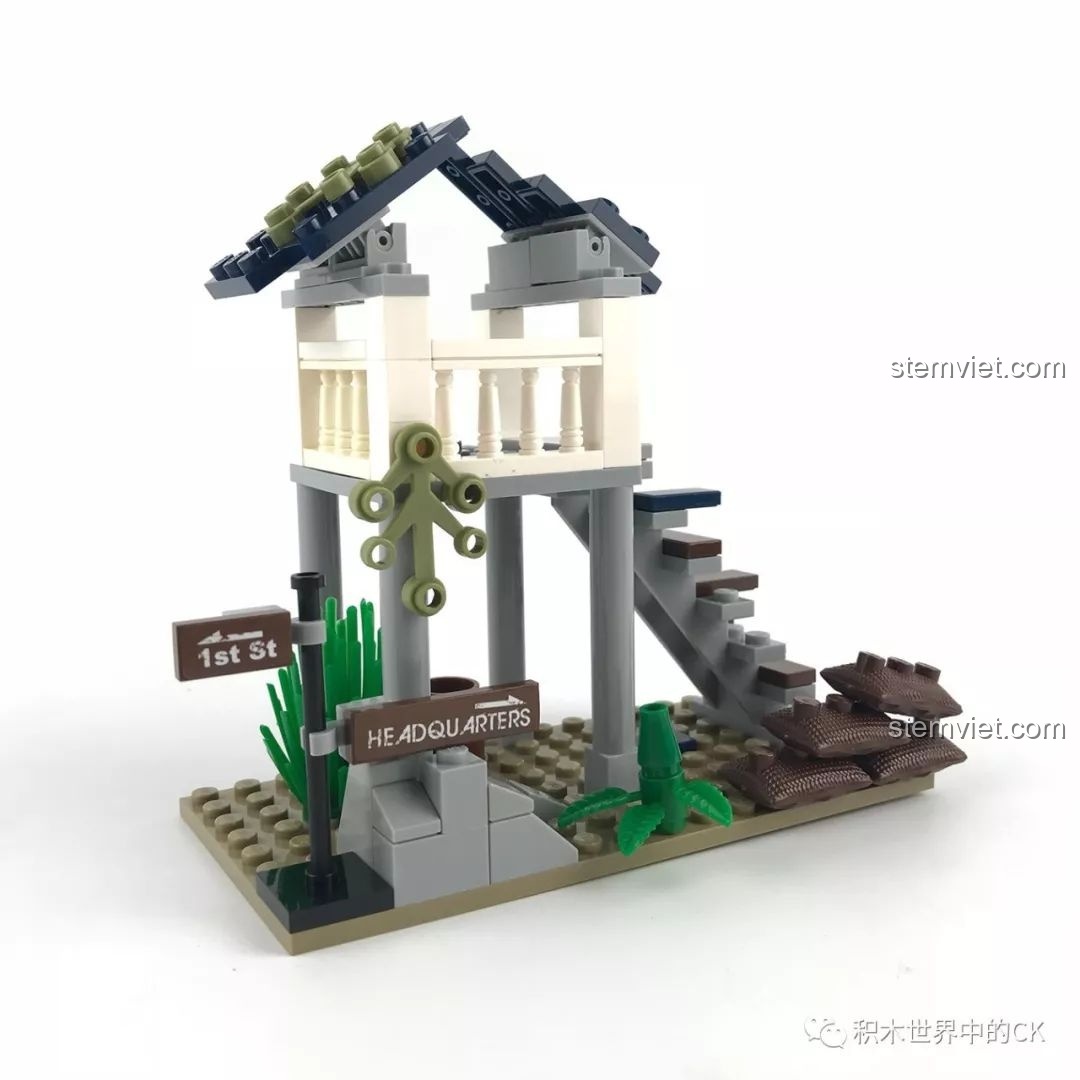 Nữ điệp viên tóc đỏ trên trạm quan sát với súng bắn tỉa, đúng vị trí của một xạ thủ.