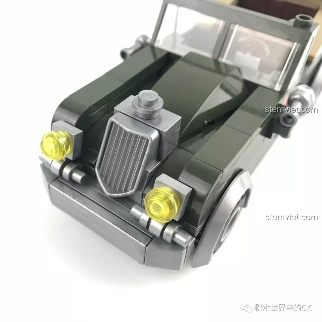 Xe mui trần quân sự Enlighten 1708 với Sĩ quan Đức và Lính quân đội ngồi bên trong.