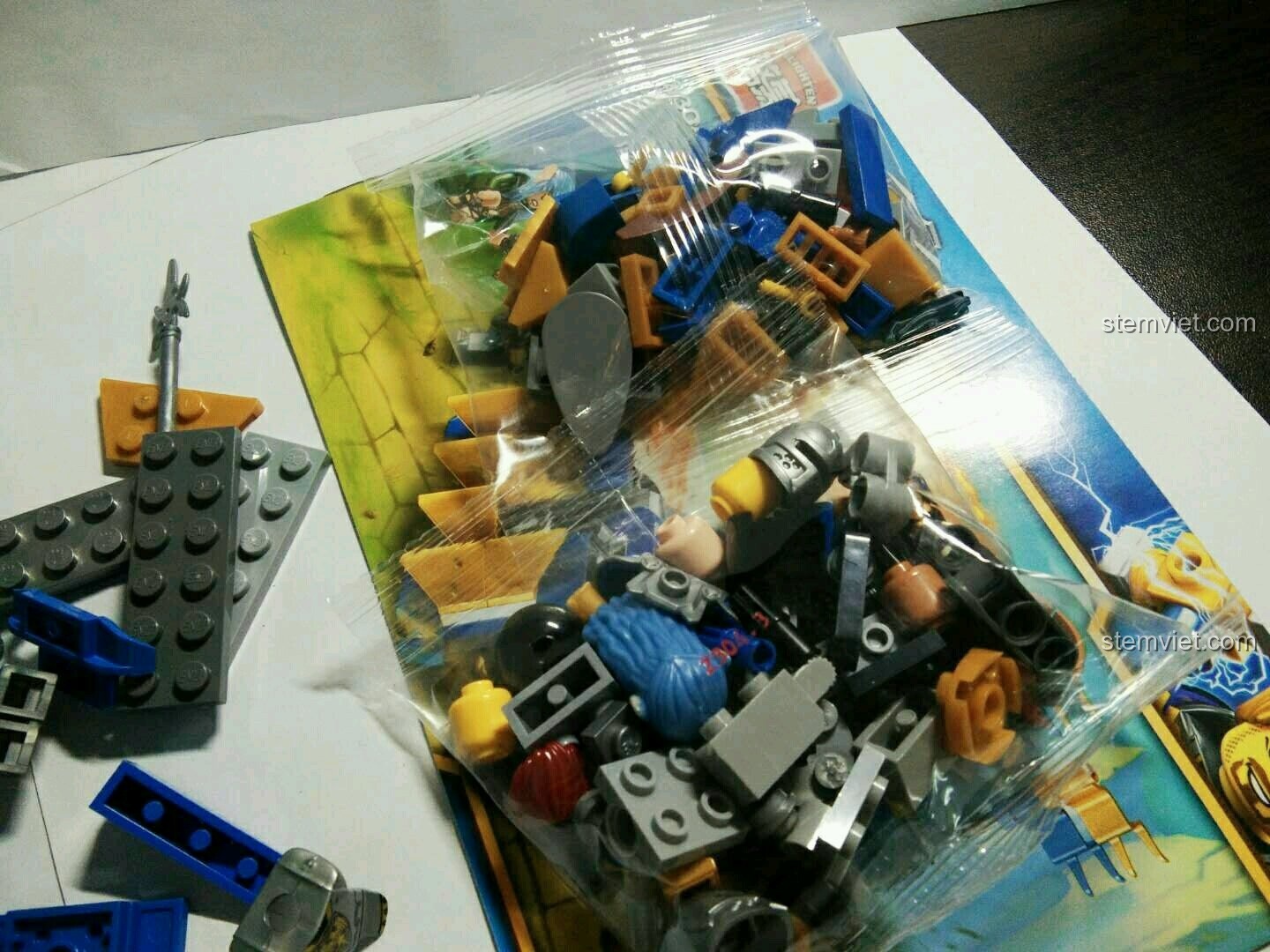 Hai túi nhỏ chứa các mảnh ghép chi tiết bên trong túi lớn của bộ đồ chơi lắp ráp Enlighten 2304 Xe Ném Đá.