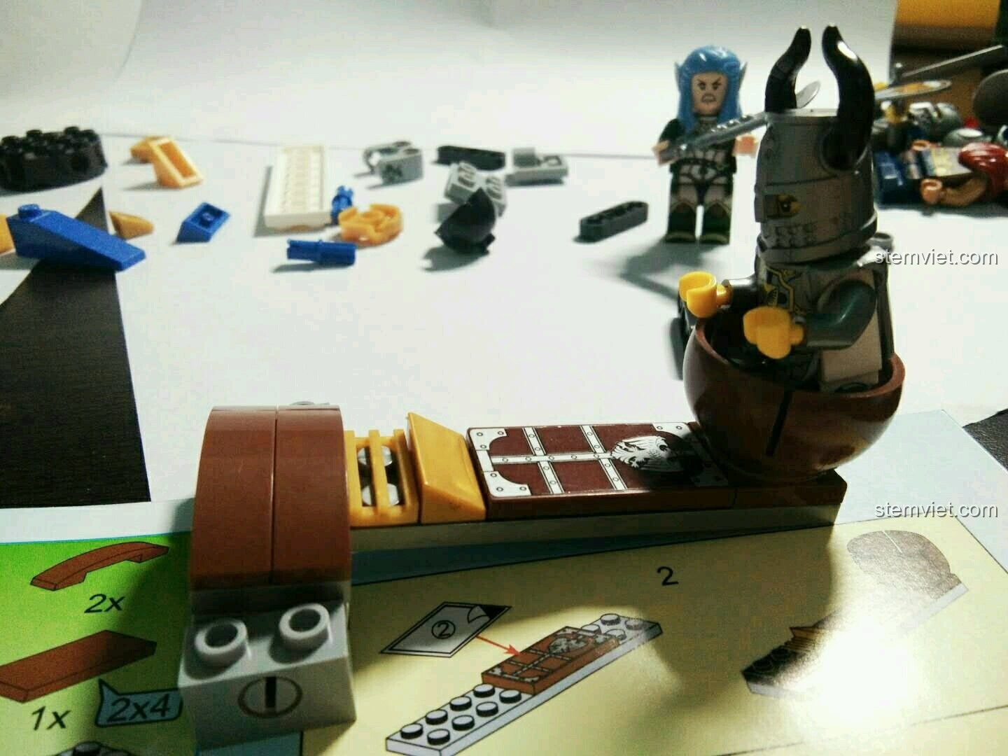 Cần ném đá của xe ném đá Enlighten 2304 đang được lắp ráp, cho thấy chi tiết của cơ chế phóng.