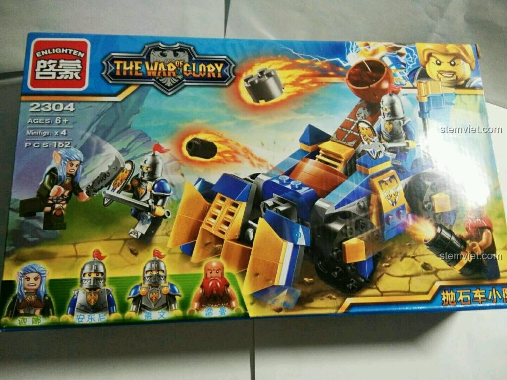 Hộp đồ chơi lắp ráp Enlighten 2304 Đội Quân Vinh Quang: Xe Ném Đá với hình ảnh xe ném đá và 4 minifigure dũng mãnh, thu hút bé trai 5 tuổi.