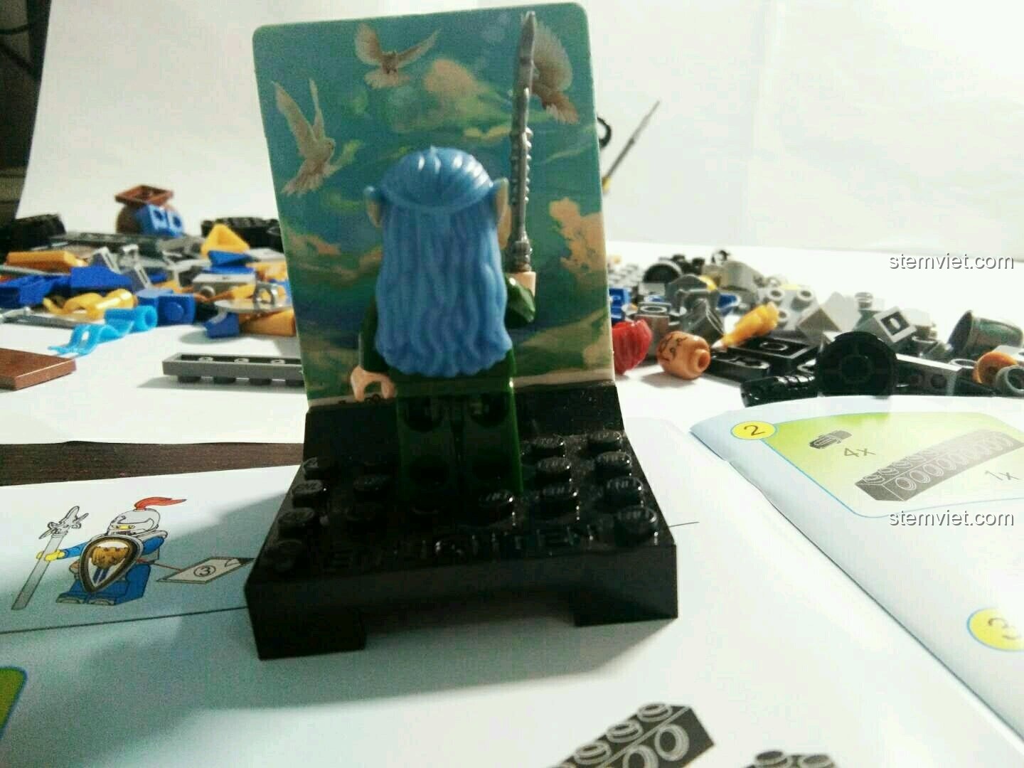 Mặt sau của minifigure cô gái Elf với mái tóc xanh dài, cho thấy chi tiết in ấn trên thân và lưng trong bộ Enlighten 2304.