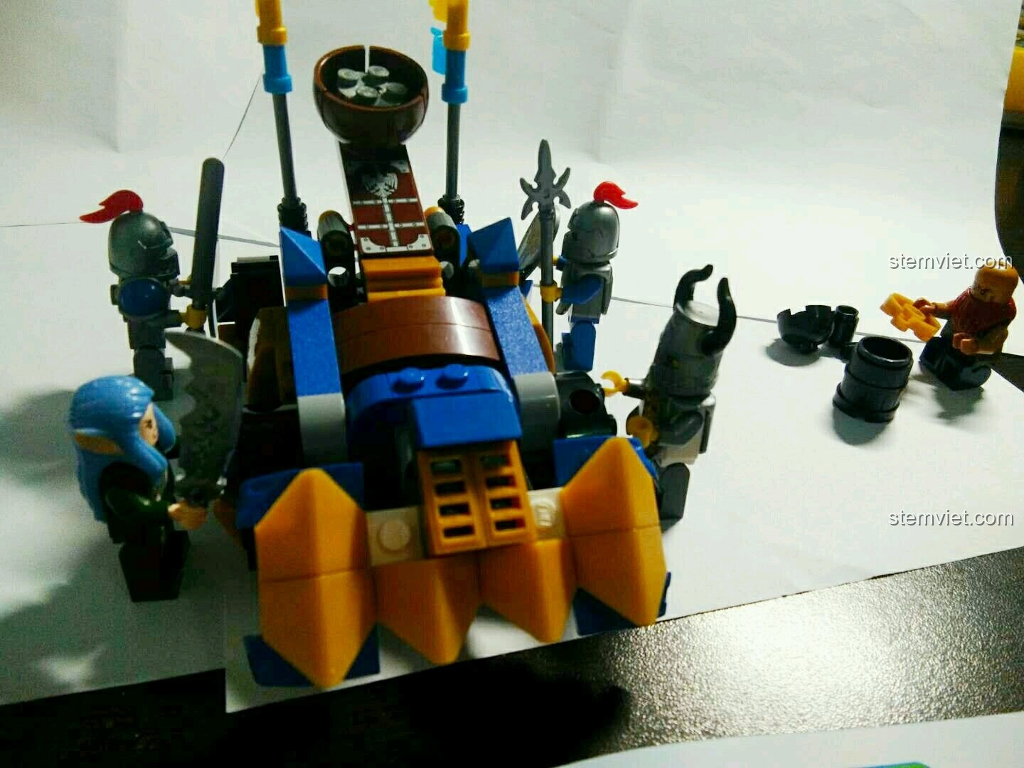 Mô hình xe ném đá Enlighten 2304 đã hoàn thành, đặt cạnh hộp sản phẩm, thể hiện sự tương đồng với hình ảnh minh họa.