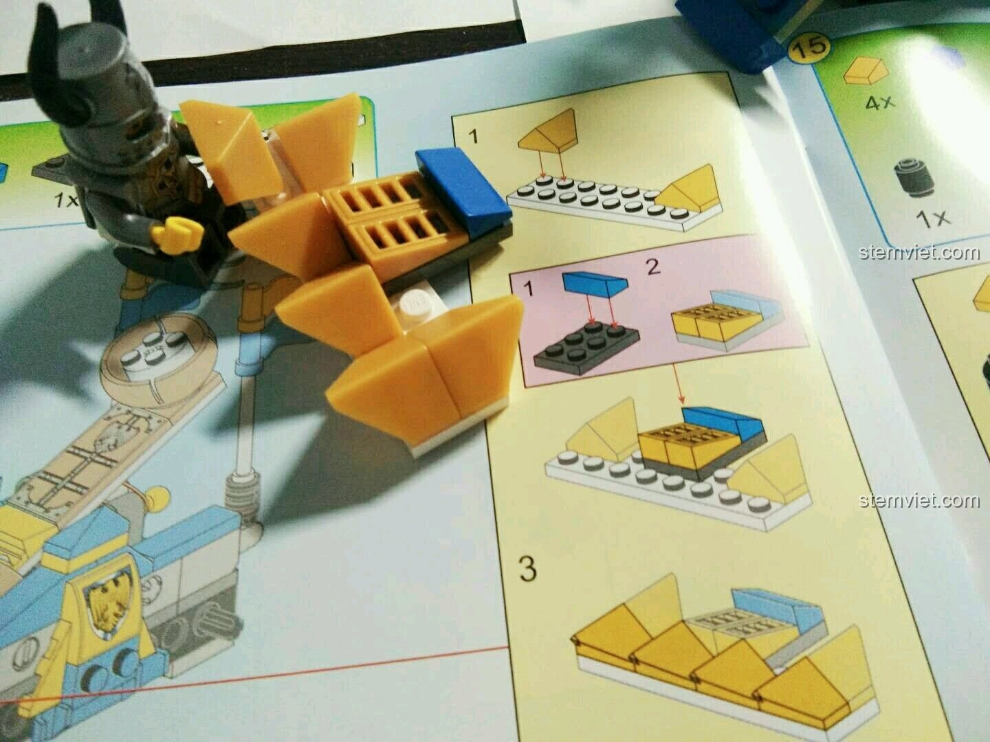 Mô hình xe ném đá Enlighten 2304 đã hoàn thành, cùng với 4 minifigure dũng mãnh, sẵn sàng cho trận chiến.