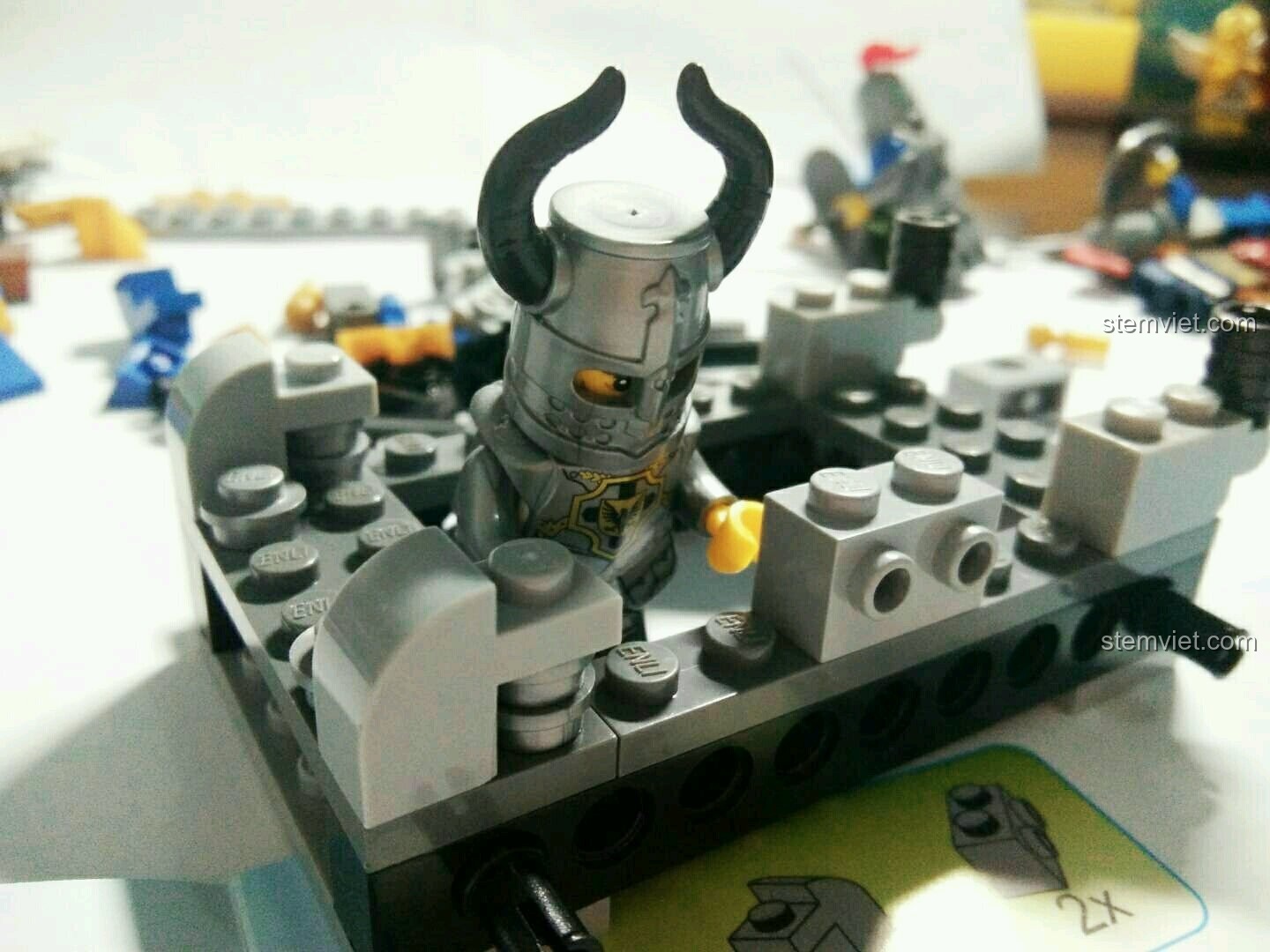 Thêm các chi tiết nhỏ vào cấu trúc xe ném đá Enlighten 2304, làm cho mô hình trở nên hoàn thiện hơn.