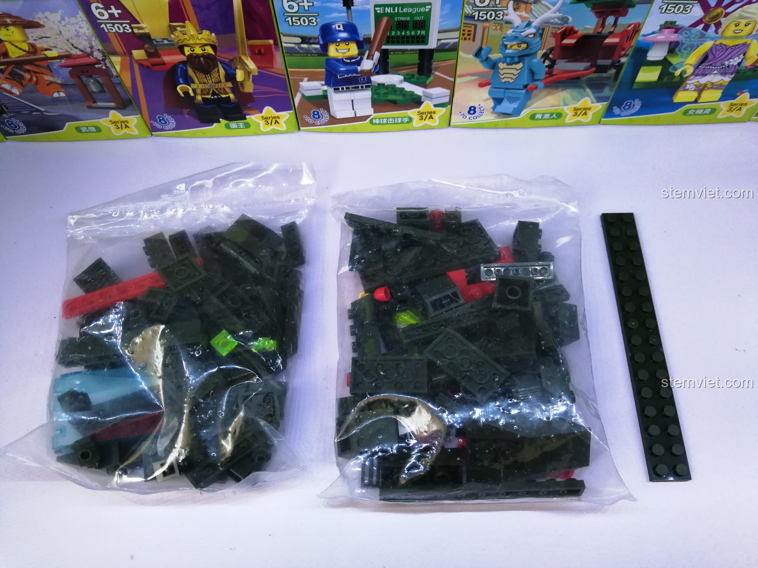 Các túi mảnh ghép và chi tiết bên trong hộp đồ chơi lắp ghép Máy bay trực thăng chiến đấu Enlighten 274.