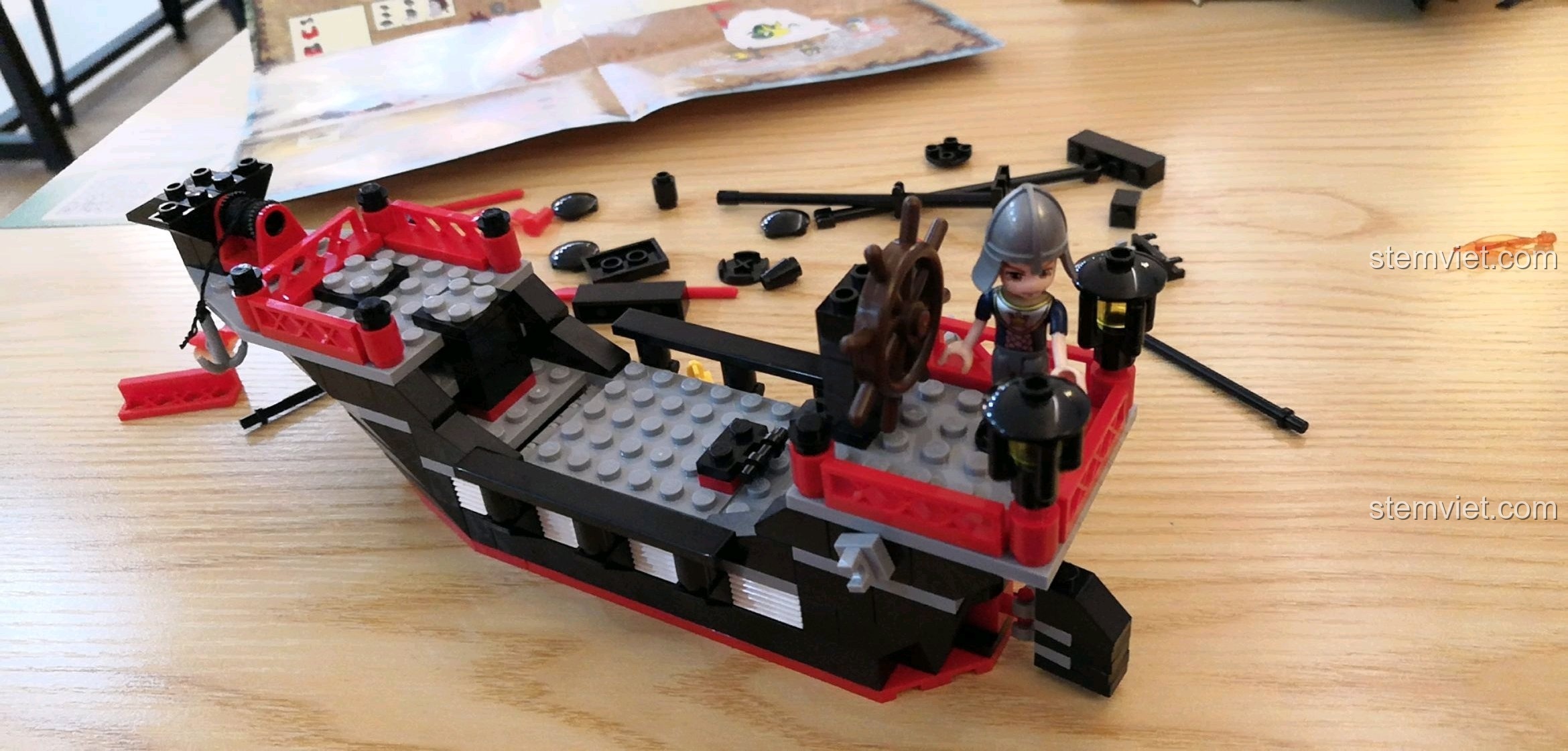 Chi tiết boong tàu Tàu Hải Tặc Barbara 301 với bánh lái và các minifigures.