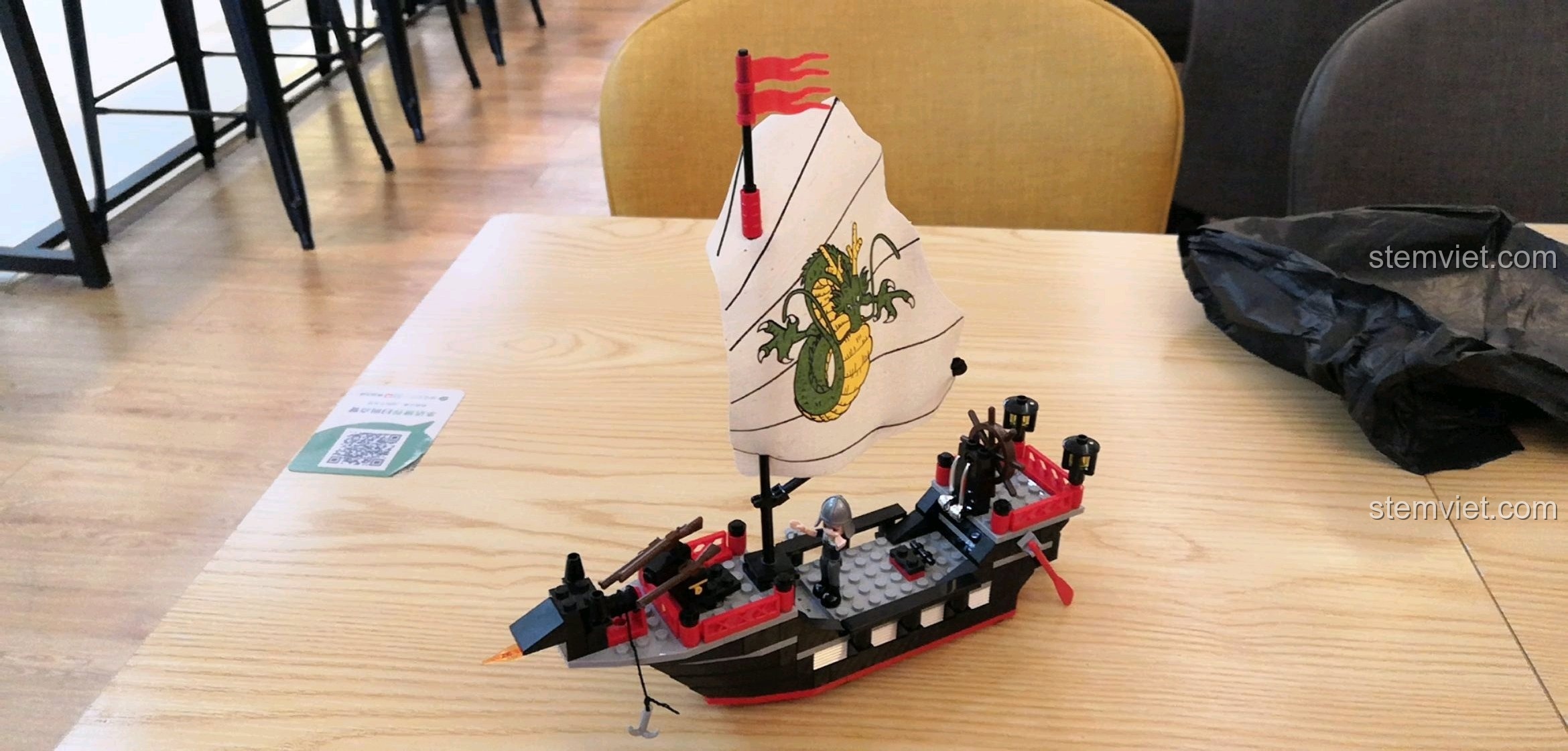 Tàu Hải Tặc Barbara 301 hoàn chỉnh với cánh buồm rồng, sẵn sàng ra khơi.