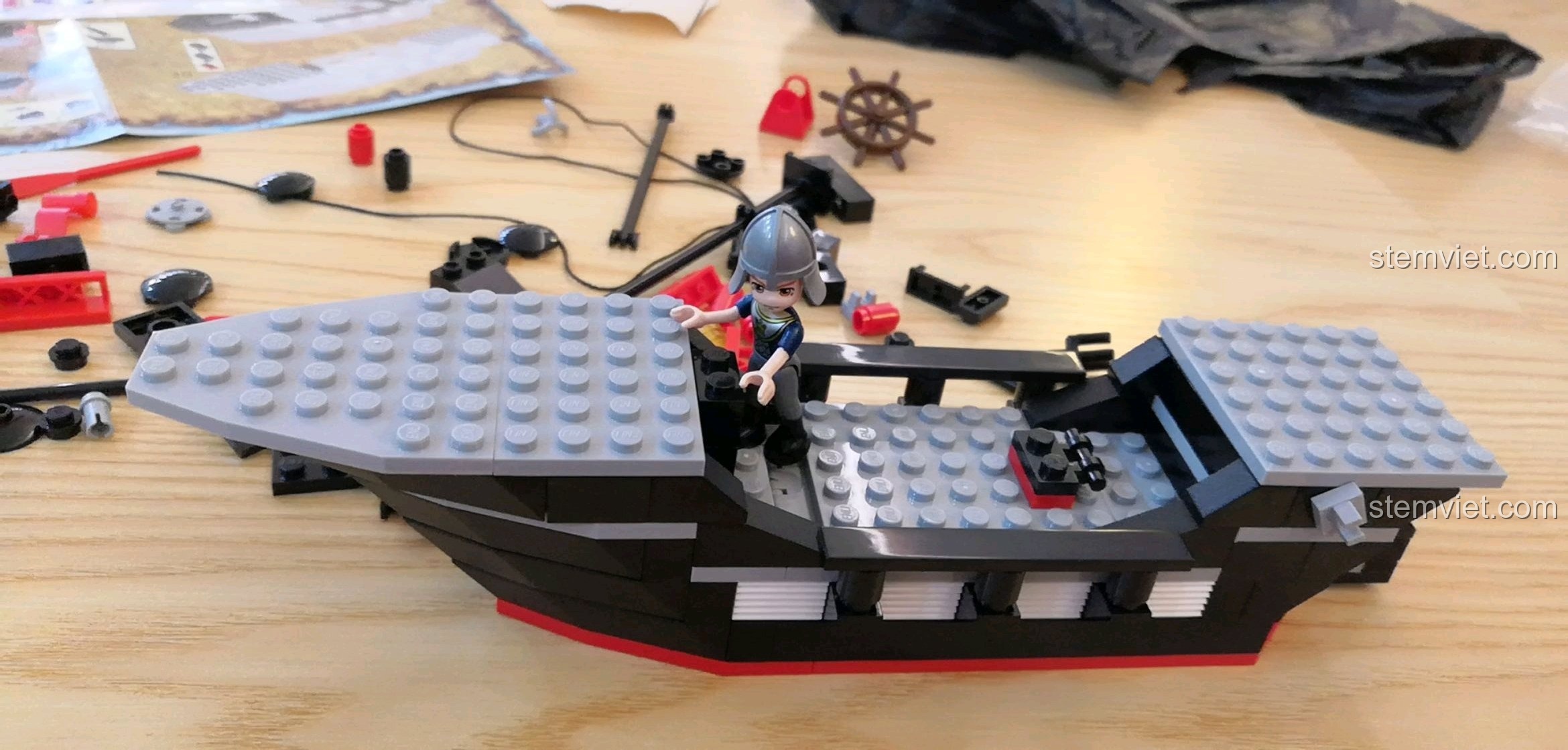 Phần thân tàu Tàu Hải Tặc Barbara 301 đã gần hoàn thiện, với các chi tiết tinh xảo và một minifigure đứng trên boong.