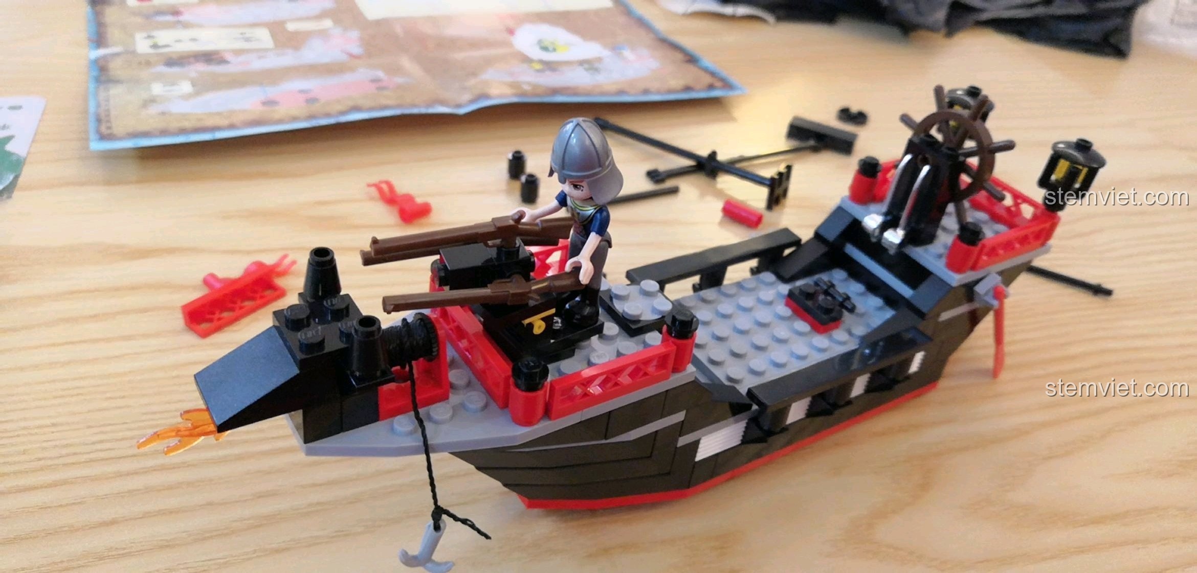 Tàu Hải Tặc Barbara 301 với súng phun lửa và pháo cổ điển ở mũi tàu.