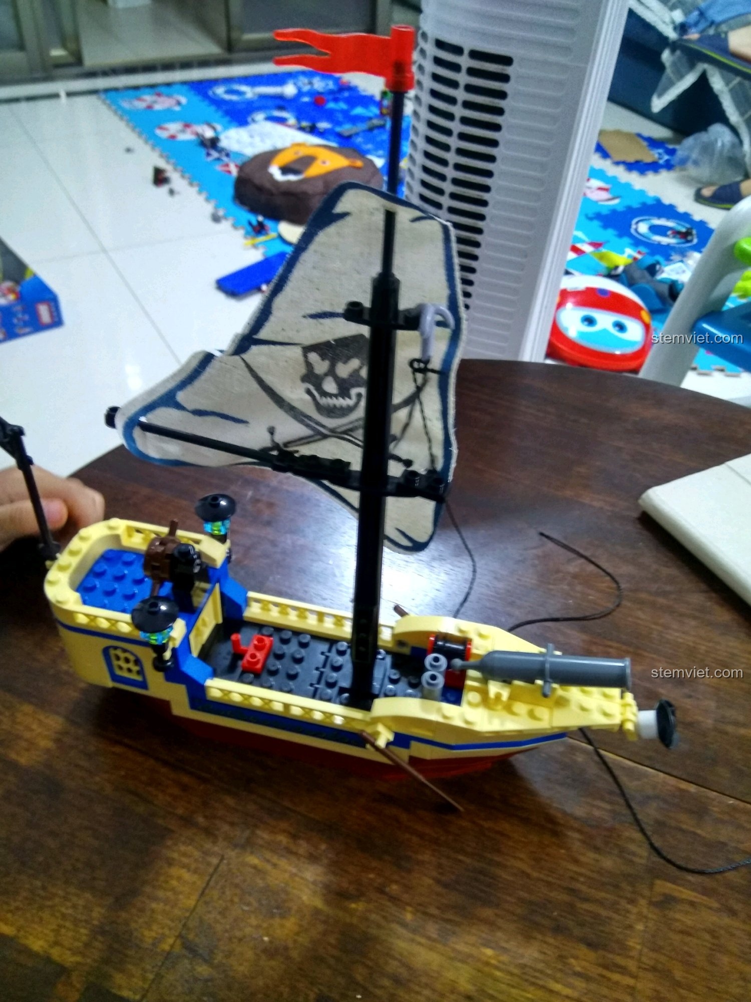 Cận cảnh cánh buồm của Tàu Hải Tặc Minh Châu Enlighten 304 sau khi được làm phẳng.