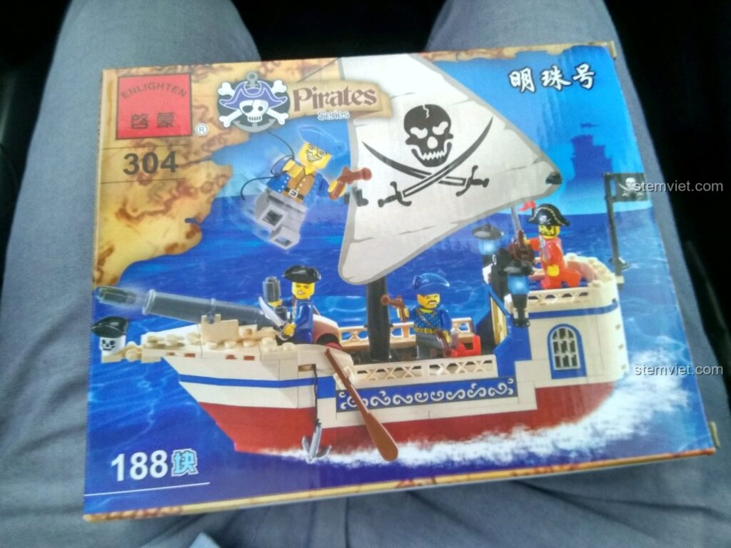 Hộp đồ chơi lắp ráp Tàu Hải Tặc Minh Châu Enlighten 304 với hình ảnh minh họa sống động.