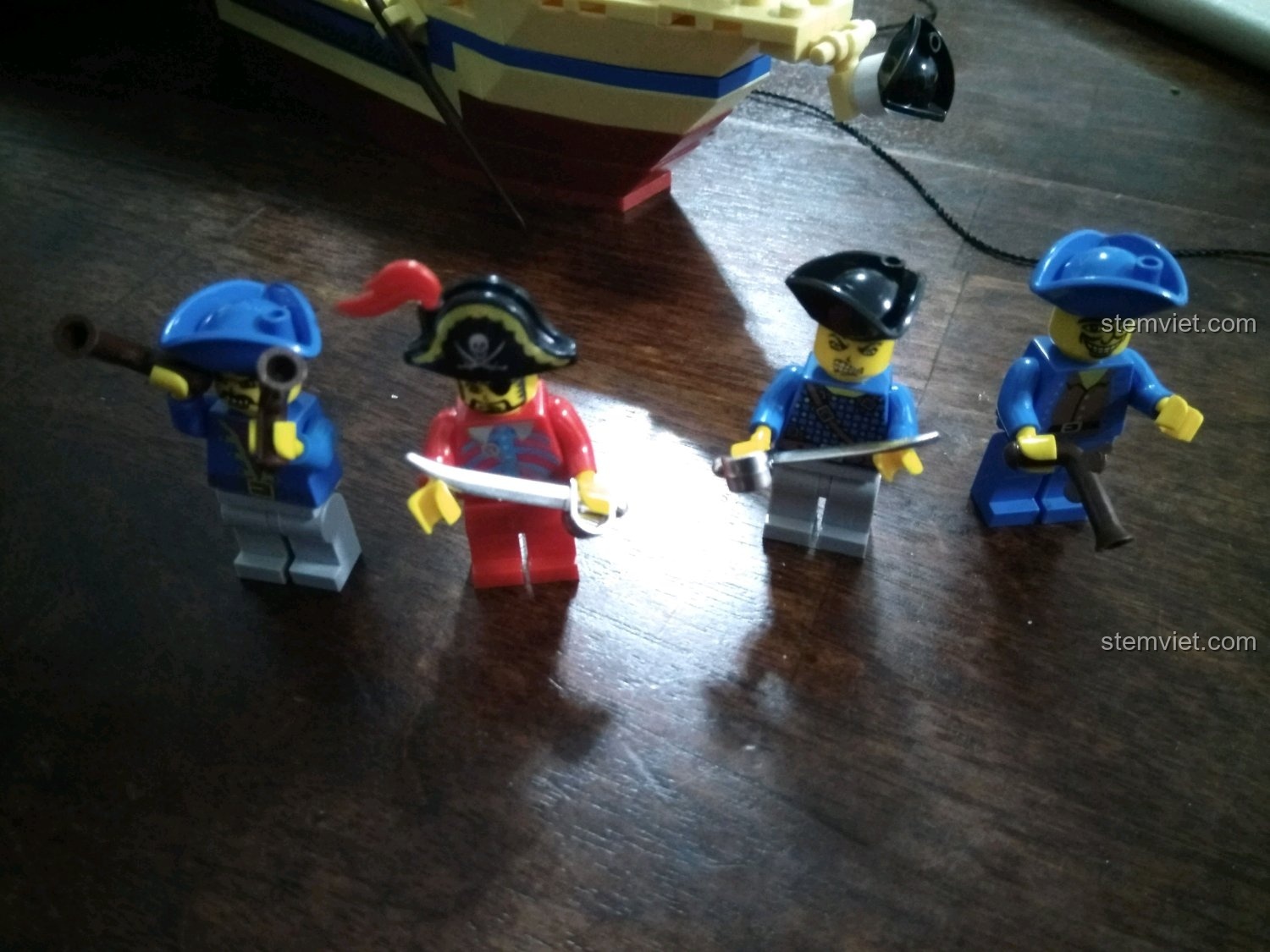 Bốn nhân vật hải tặc đi kèm bộ đồ chơi lắp ráp Tàu Hải Tặc Minh Châu Enlighten 304.