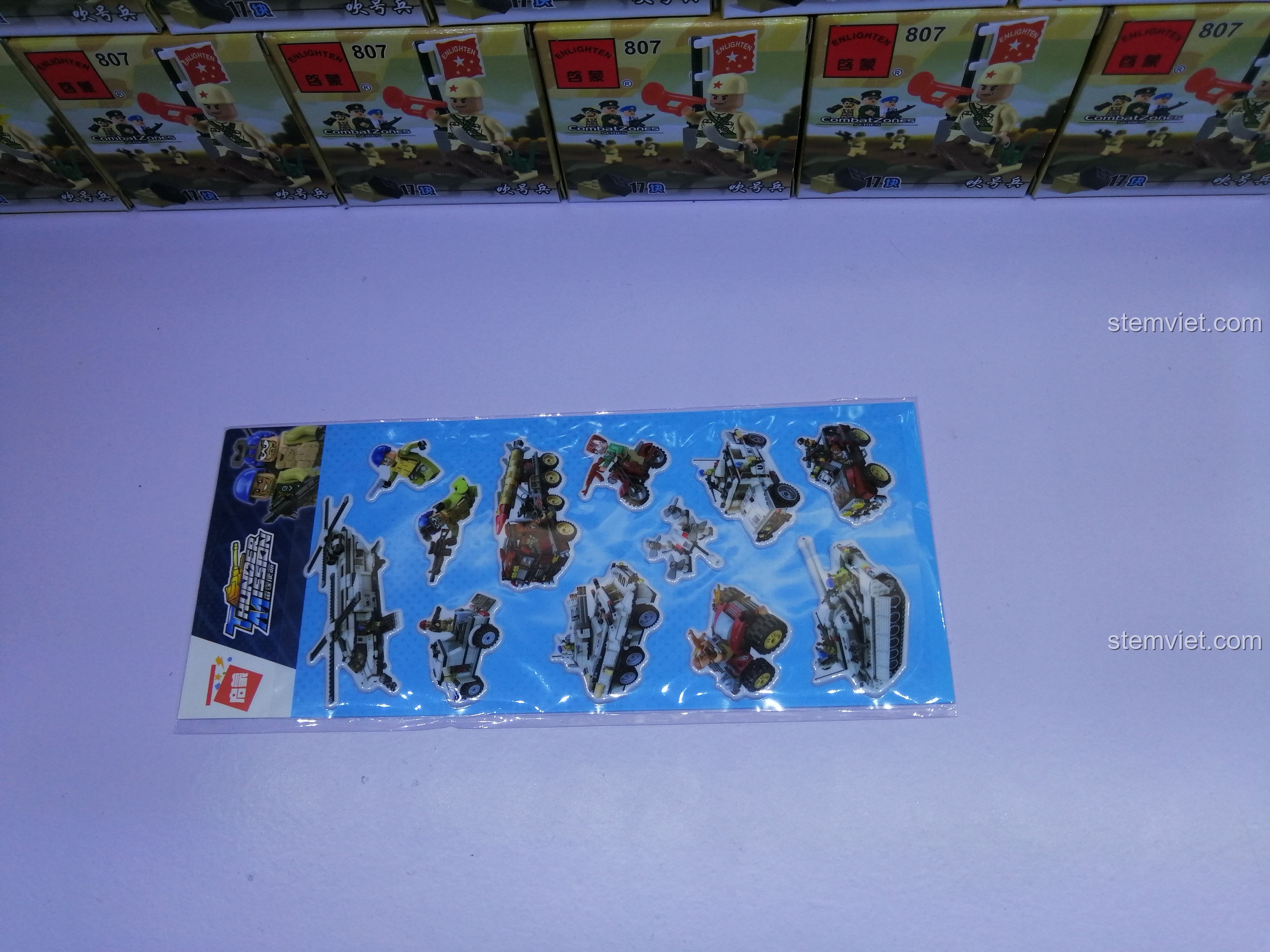 Tấm hình dán lớn đi kèm bộ đồ chơi lắp ráp Enlighten 3201 Xe Bán Tải Quân Sự, với nhiều hình ảnh xe quân sự và nhân vật.