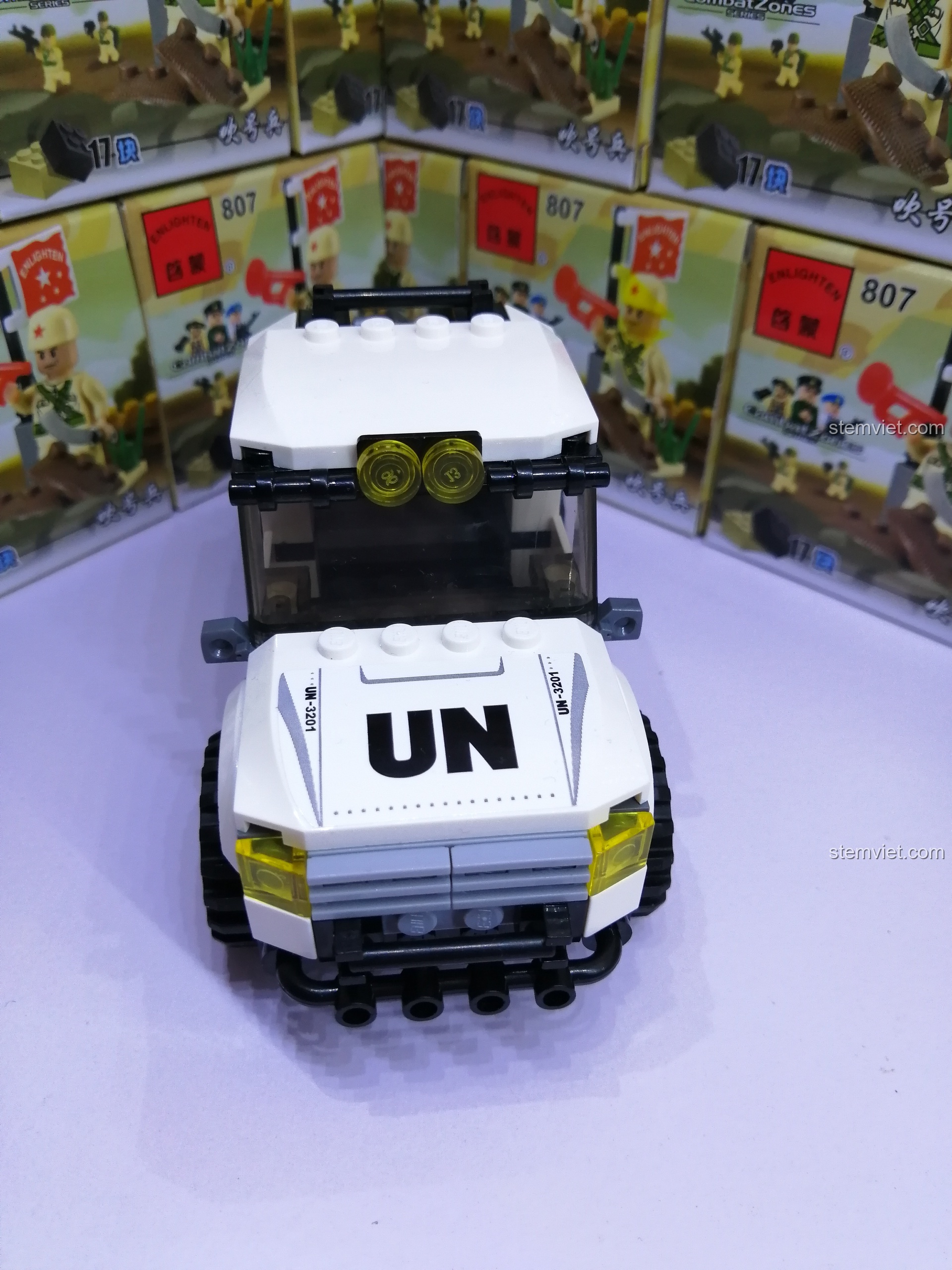 Cận cảnh phần đầu xe bán tải quân sự Enlighten 3201, với logo UN và các chi tiết đèn, kính chắn gió.