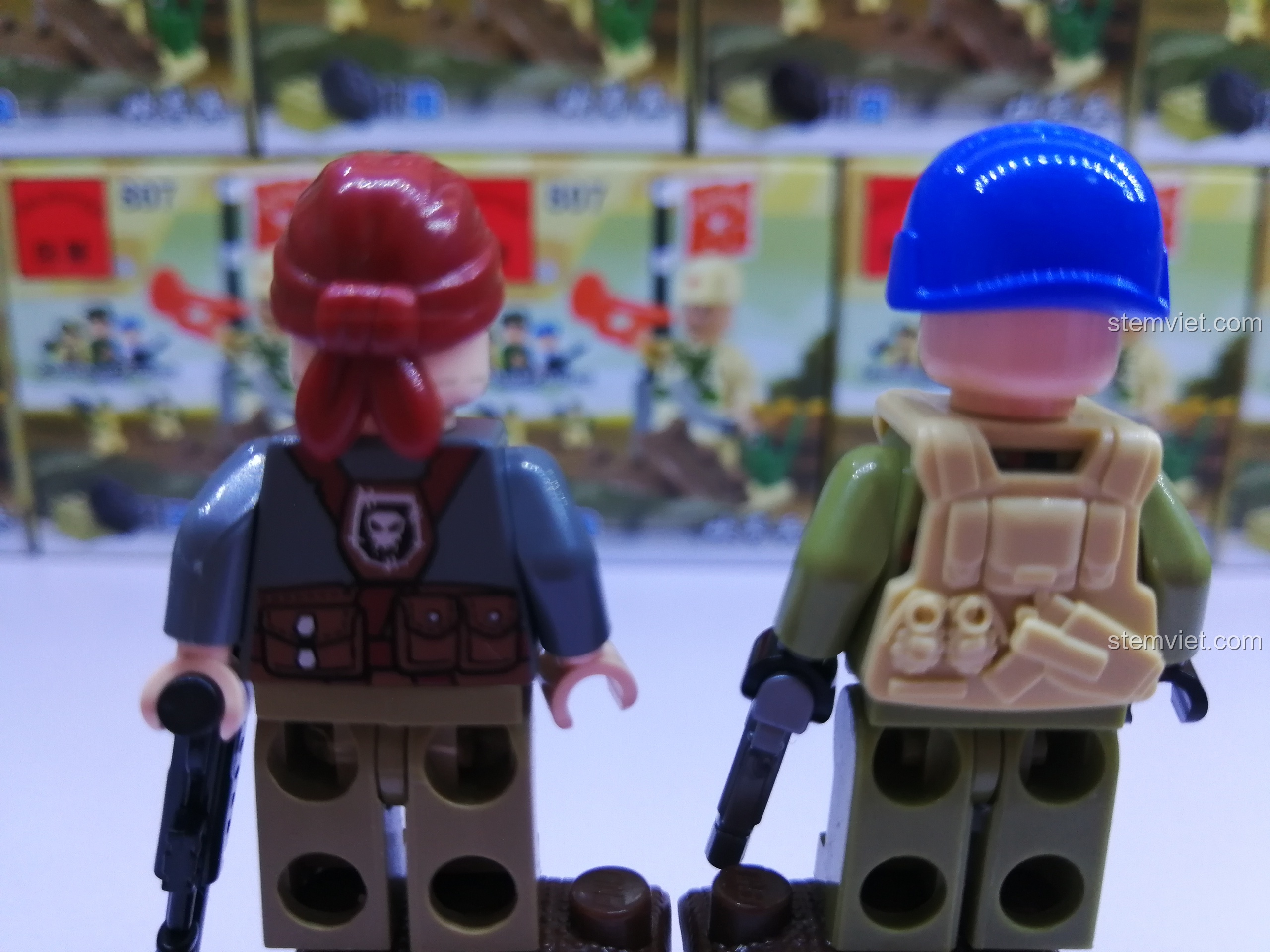 Mặt sau của hai nhân vật minifigure trong bộ Enlighten 3201, thể hiện chi tiết trang phục và phụ kiện.