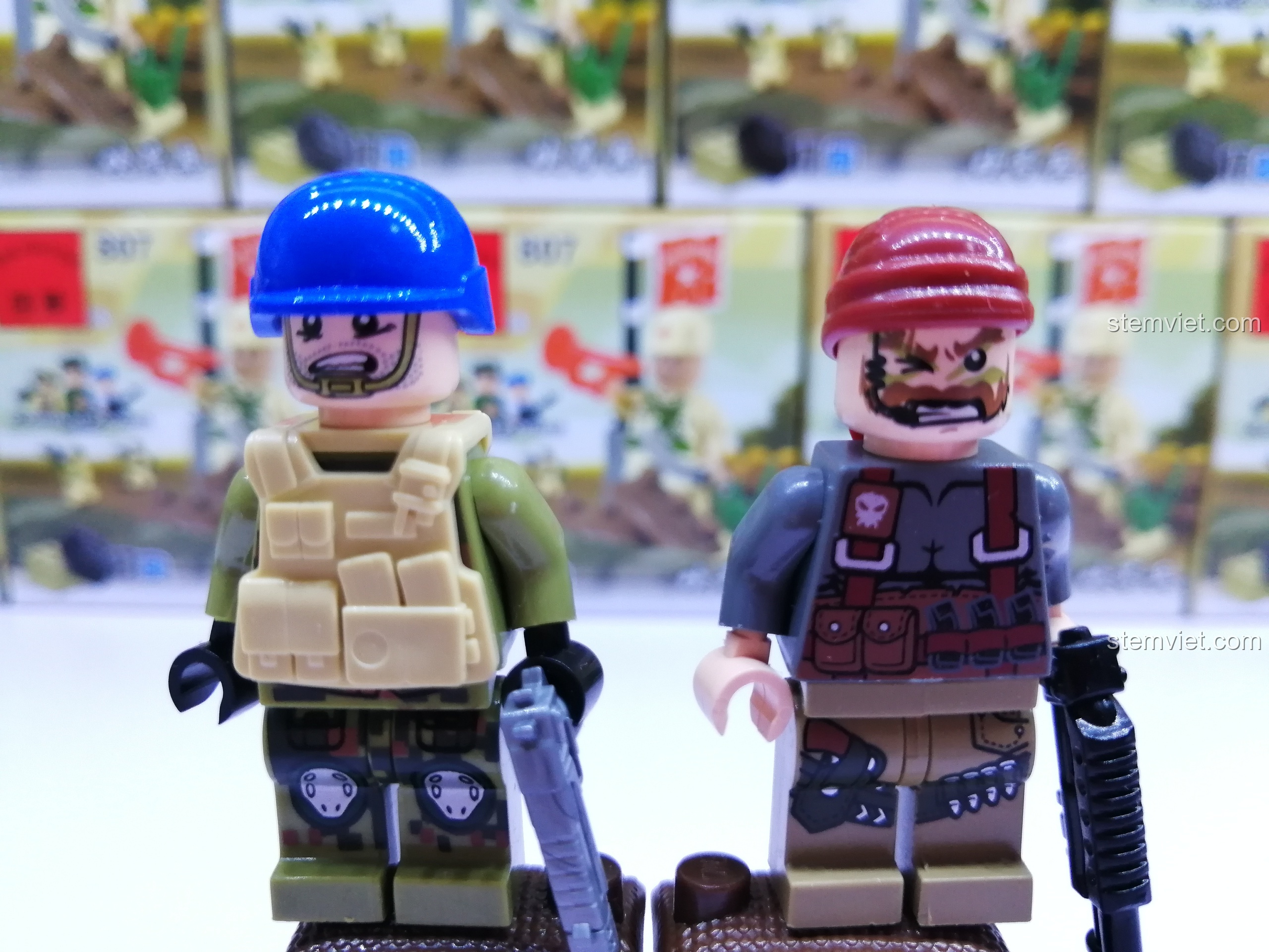 Hai nhân vật minifigure trong bộ đồ chơi lắp ráp Enlighten 3201: Lính Liên Hợp Quốc và Kẻ Phản Diện, trang bị súng.