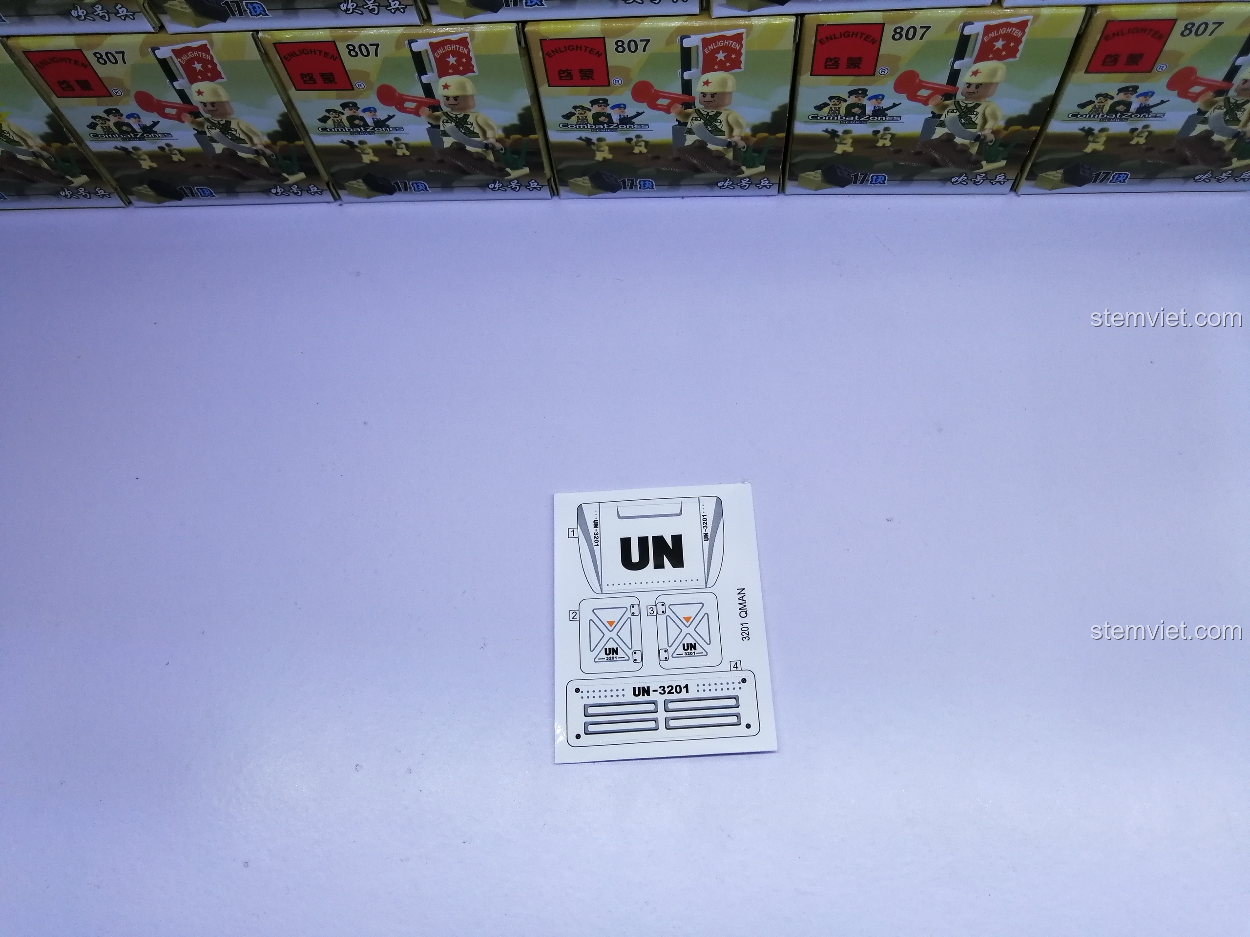 Tấm hình dán nhỏ với logo UN và số hiệu 3201, dùng để trang trí cho mô hình xe bán tải quân sự Enlighten.