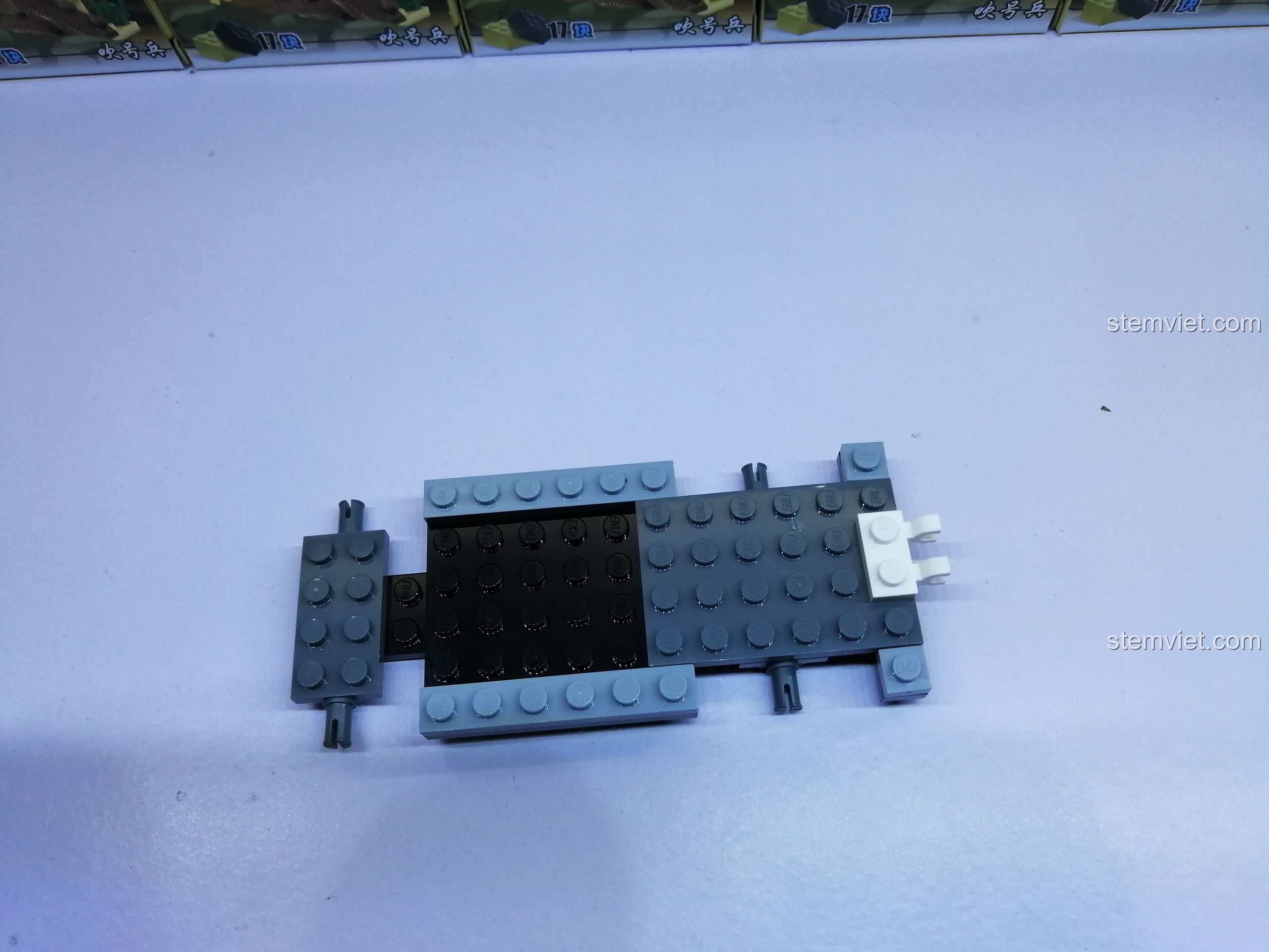 Bước đầu tiên trong quá trình lắp ráp bộ đồ chơi Enlighten 3201 Xe Bán Tải Quân Sự, bắt đầu với khung gầm xe.