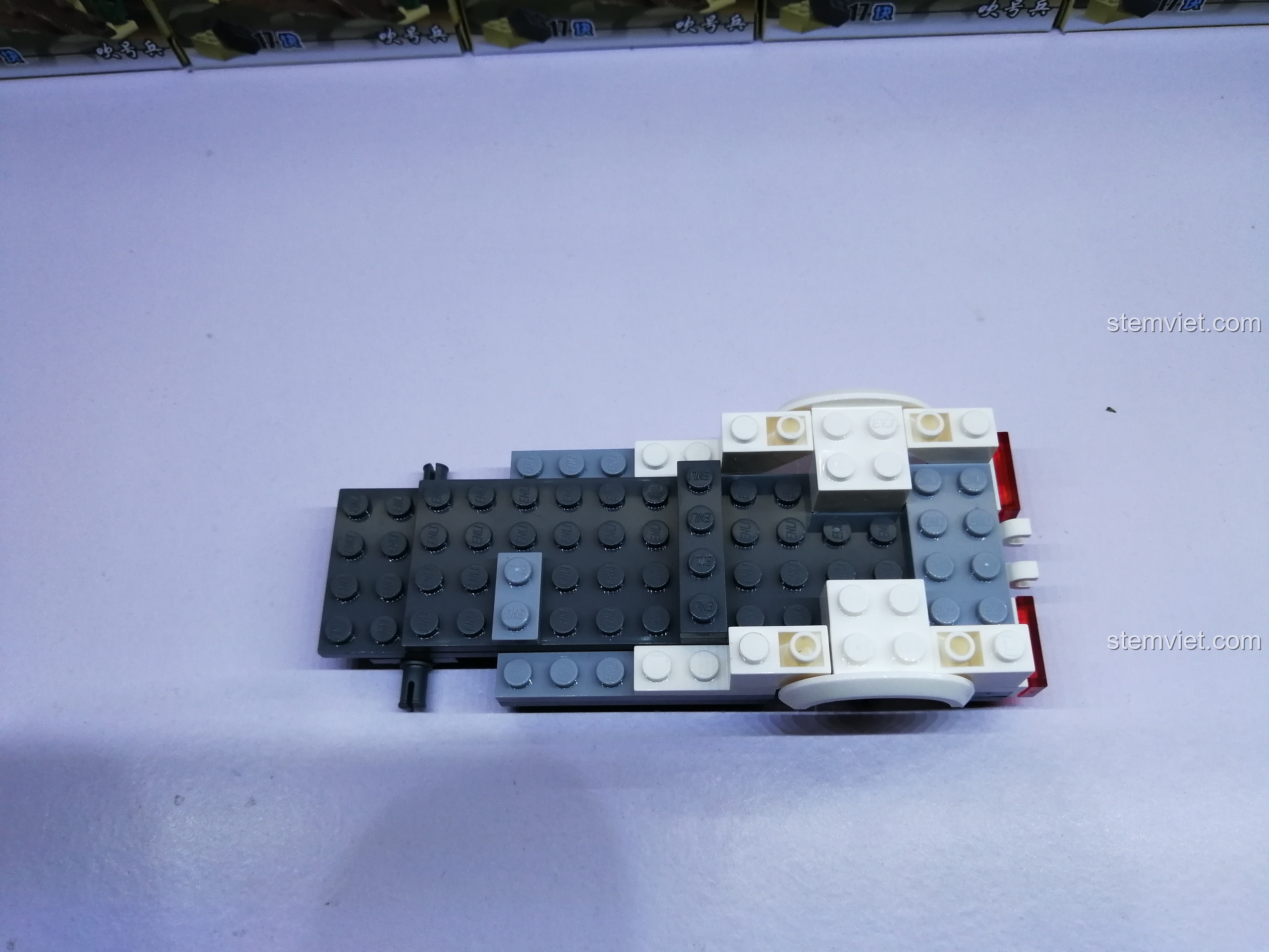 Lắp ráp phần thân xe của mô hình Enlighten 3201, bắt đầu định hình khoang lái.