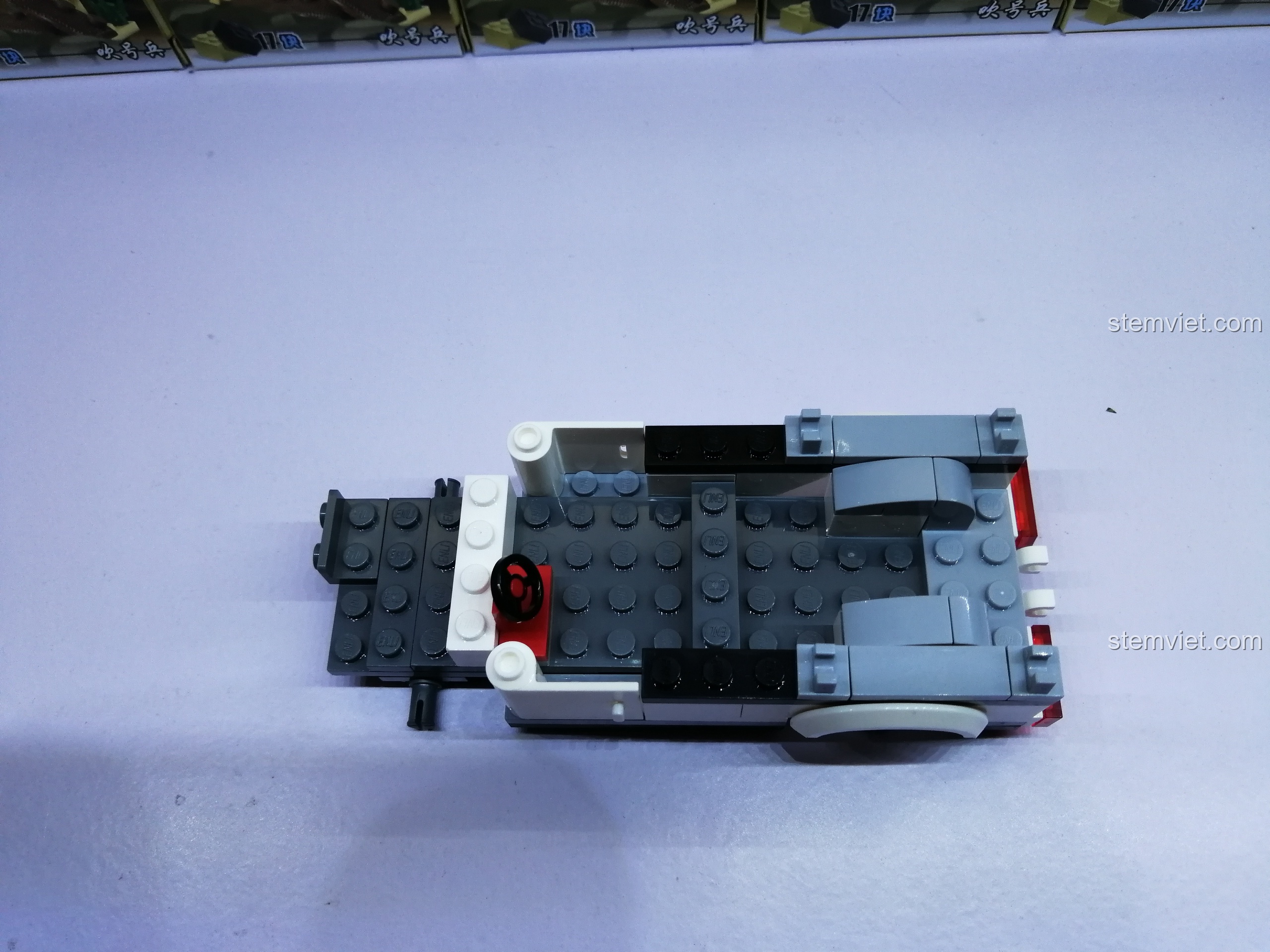 Tiếp tục xây dựng phần thân và sàn xe của bộ đồ chơi Enlighten 3201, với các mảnh ghép lớn hơn.