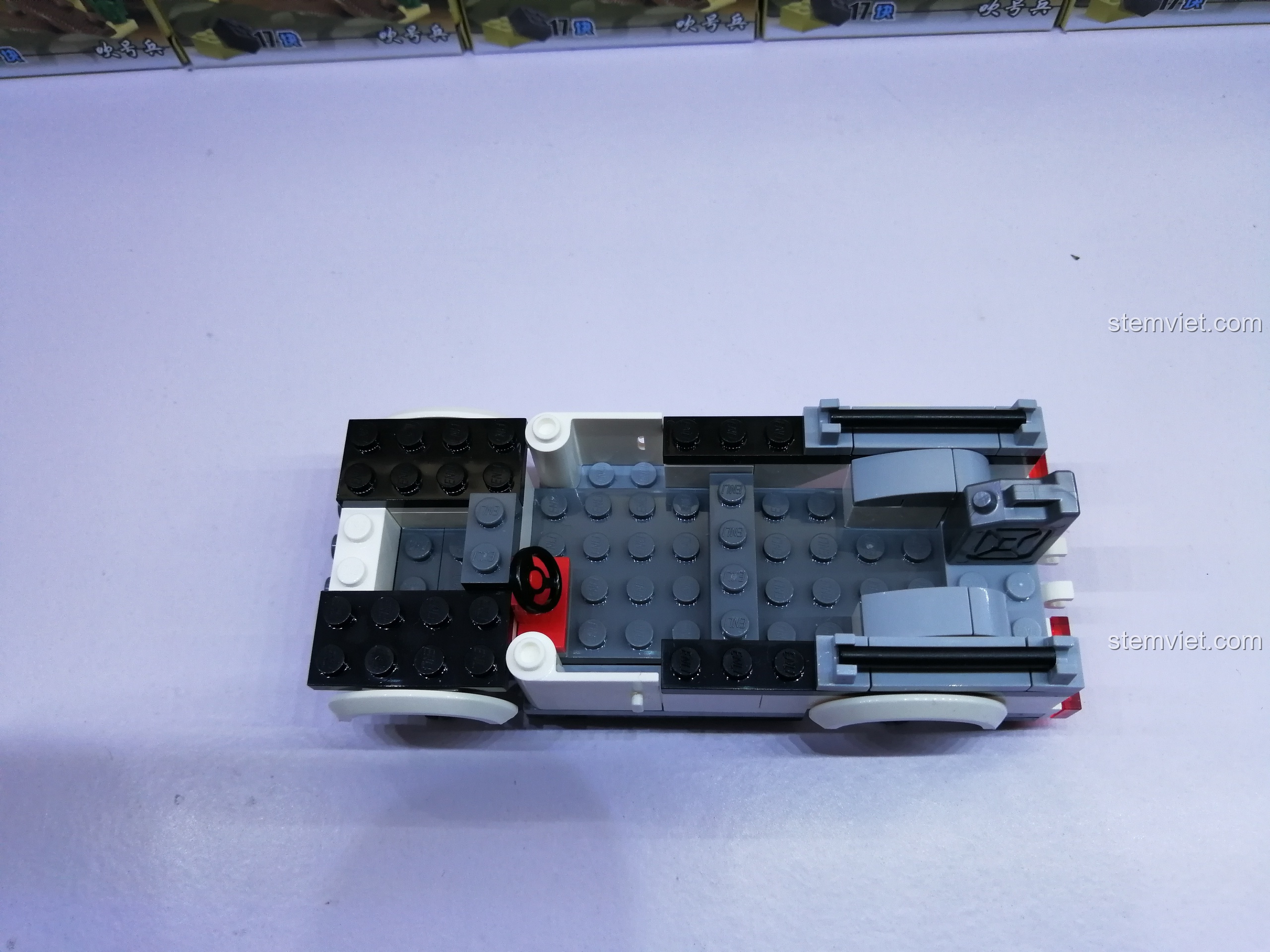 Lắp ráp phần thùng xe và các chi tiết bên hông của mô hình Enlighten 3201 Xe Bán Tải Quân Sự.