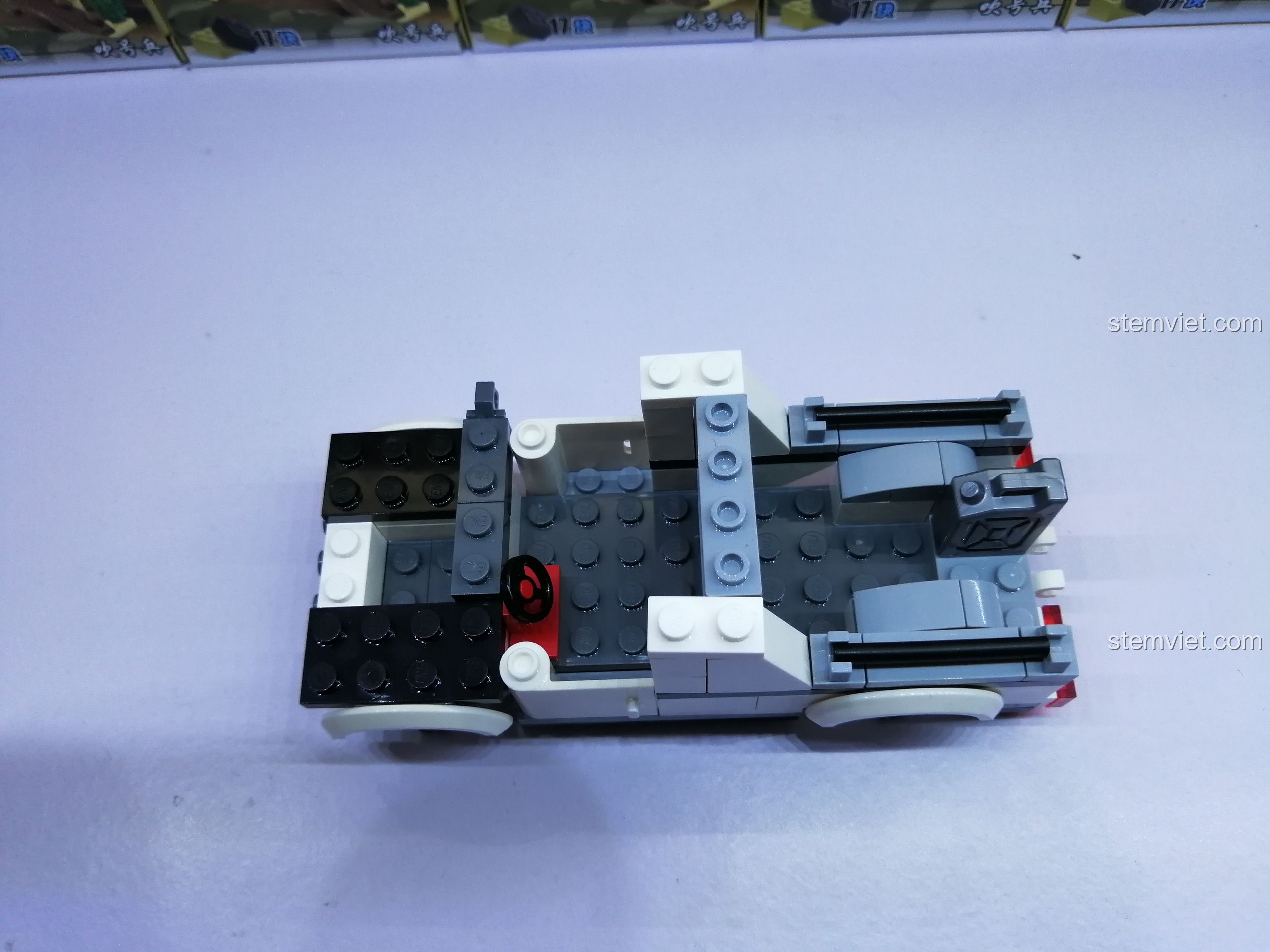 Gắn các chi tiết cuối cùng cho phần thân xe của bộ đồ chơi Enlighten 3201, chuẩn bị cho phần mui xe.