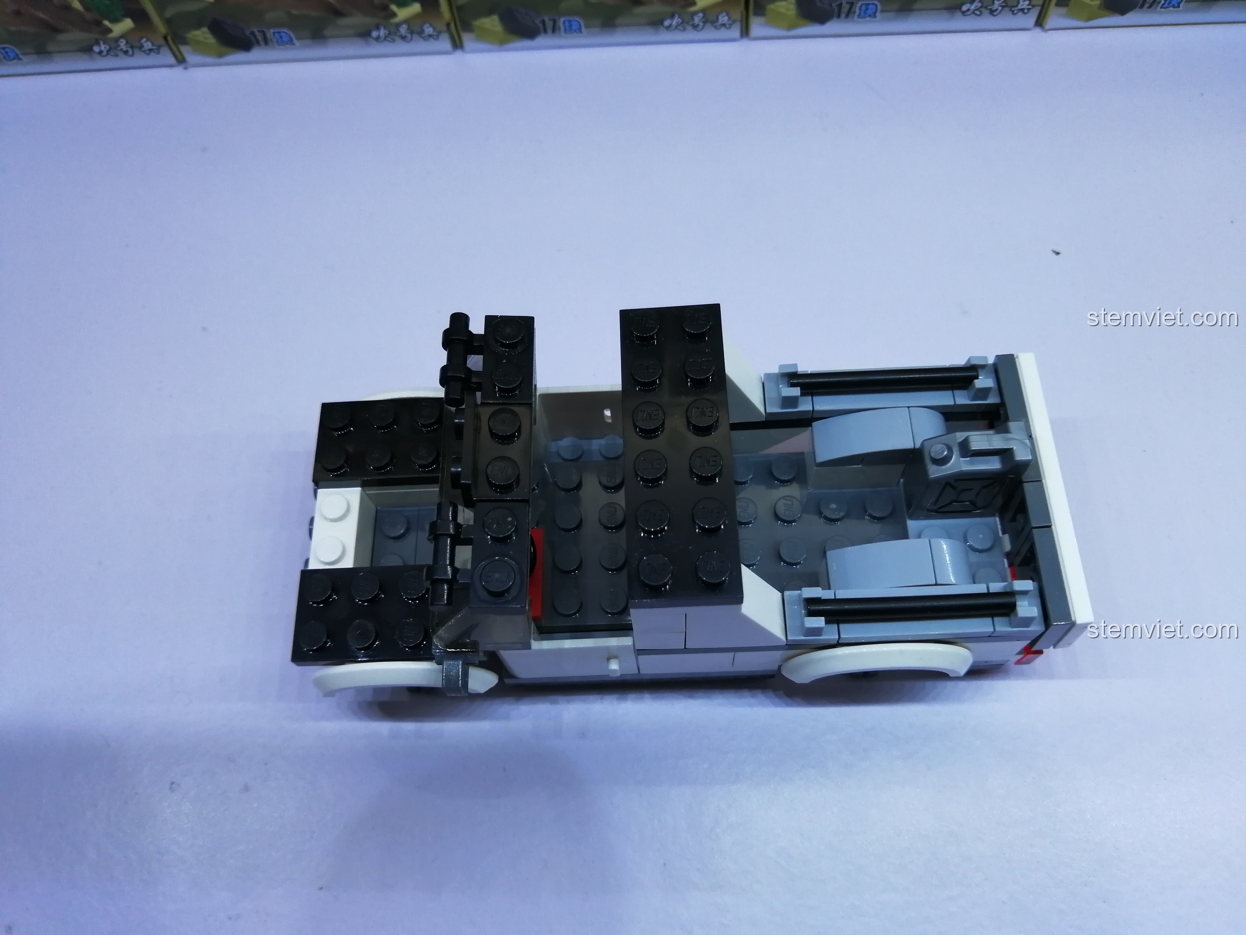 Hoàn thiện phần mui xe và các chi tiết nhỏ trên nóc của mô hình Enlighten 3201 Xe Bán Tải Quân Sự.