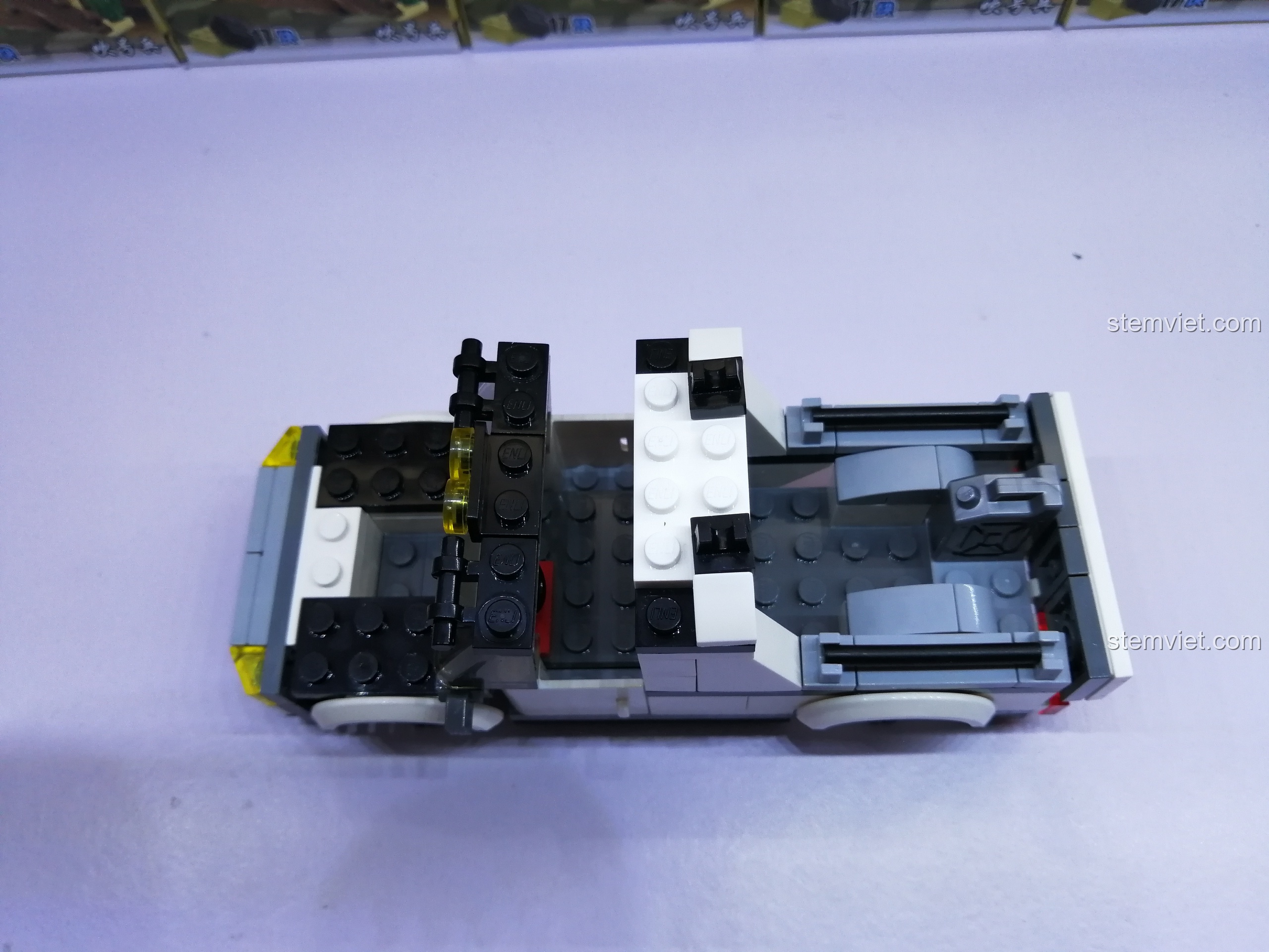 Gắn bánh xe và hoàn thiện cơ bản mô hình Enlighten 3201 Xe Bán Tải Quân Sự, sẵn sàng cho chi tiết cuối.